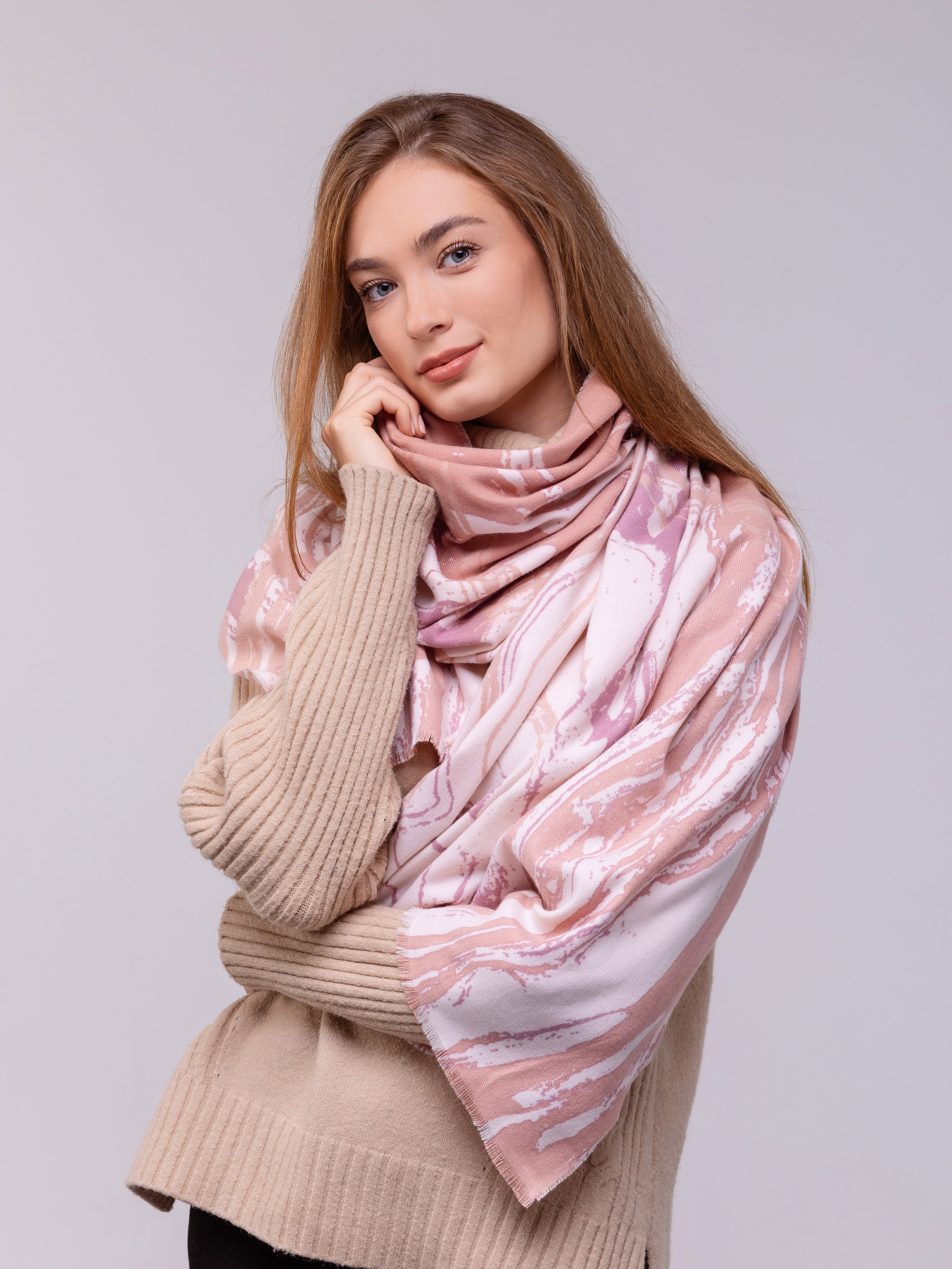 На портрете девушка закуталась в шарф.