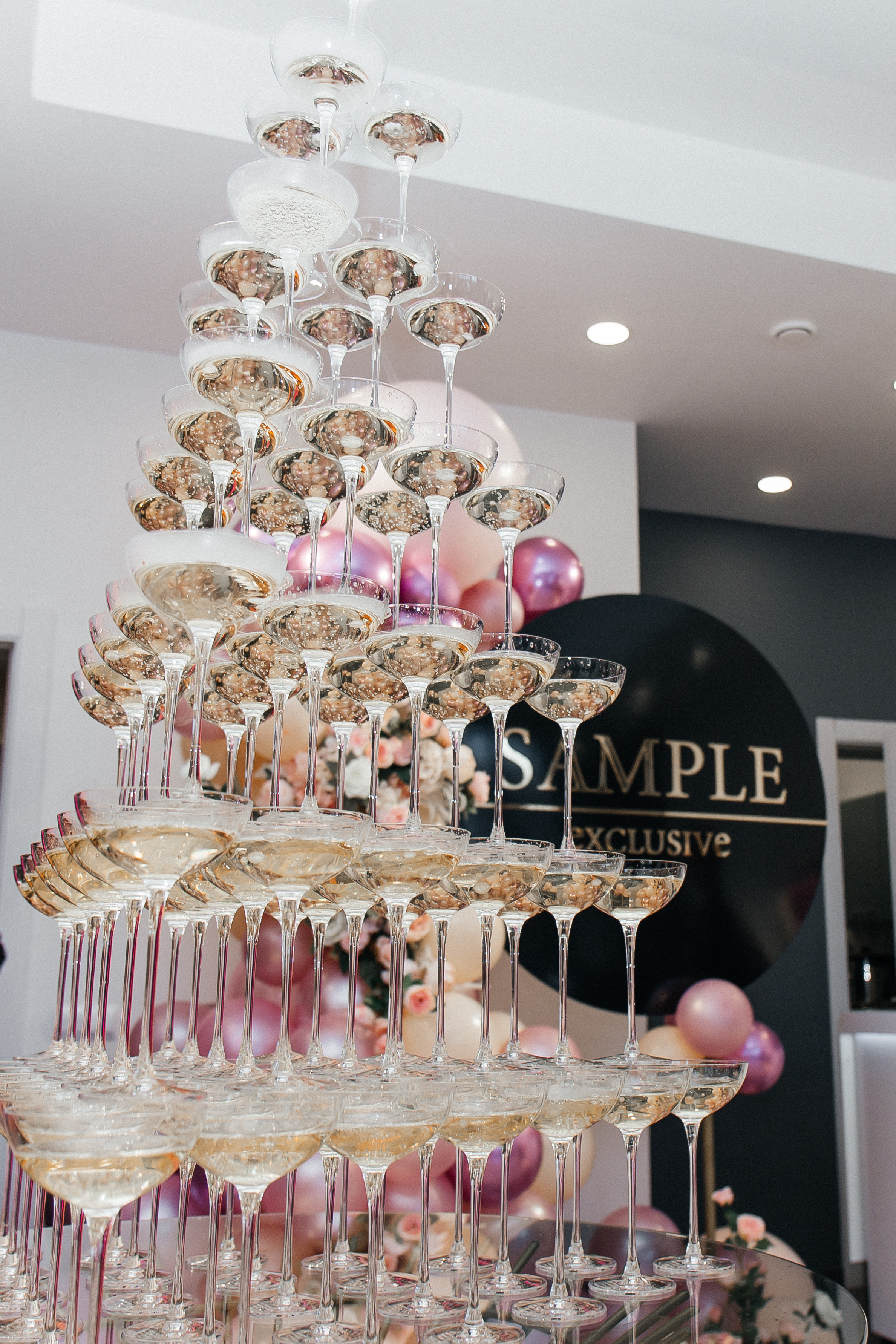 Sample. Для тех, кто не ждёт удачи, а создаёт её. Каждая фотосессия — это твой момент, твой стиль, твой успех. 📸