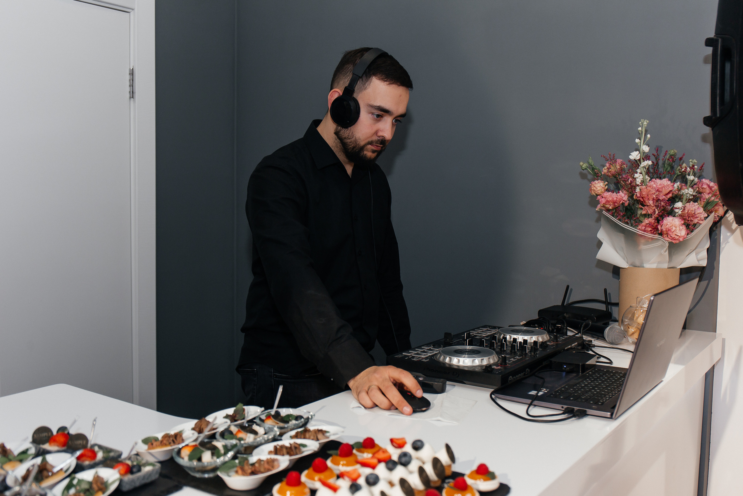 Sample. Для тех, кто не ждёт удачи, а создаёт её. Каждая фотосессия — это твой момент, твой стиль, твой успех. 📸