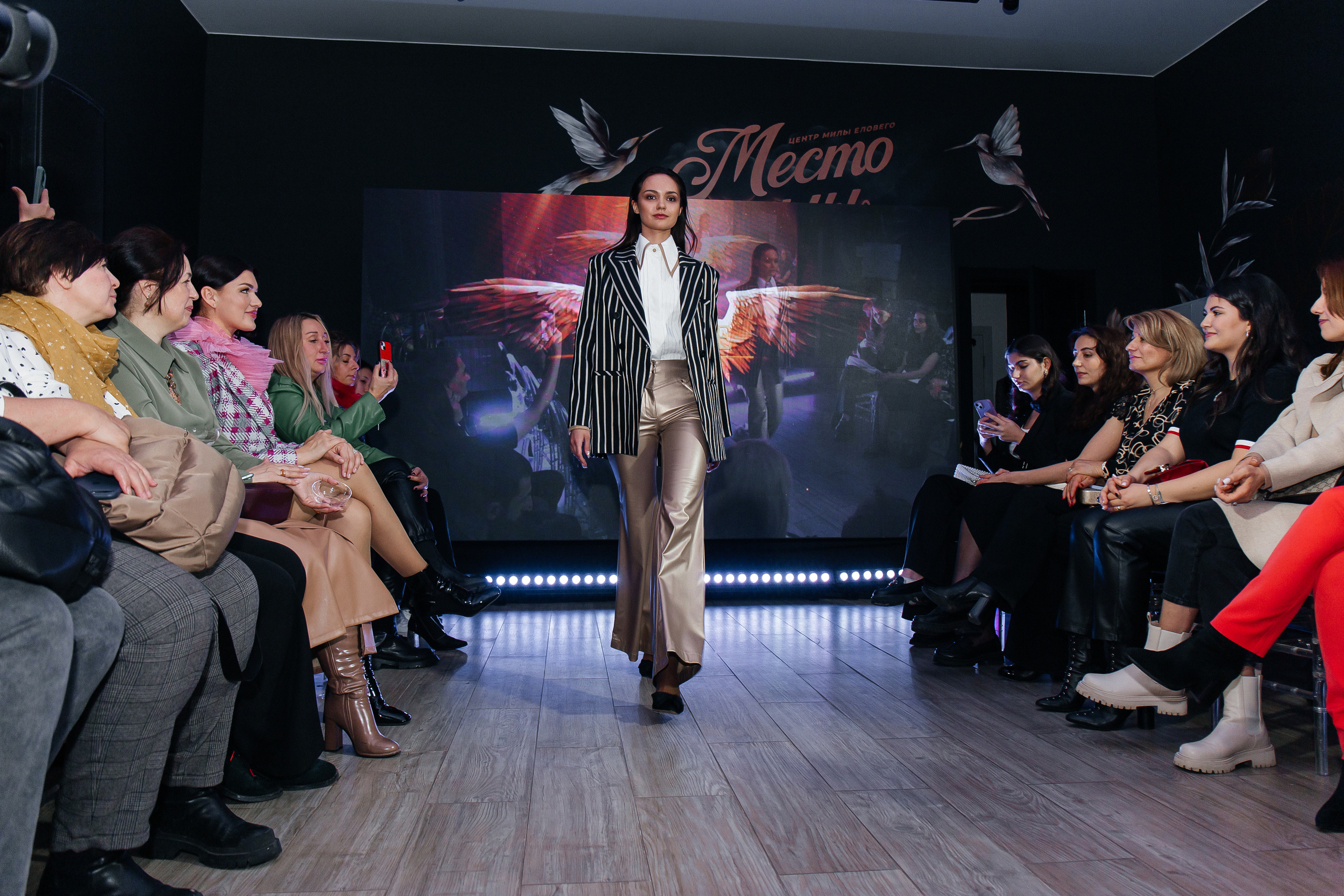 Sample. Для тех, кто не ждёт удачи, а создаёт её. Каждая фотосессия — это твой момент, твой стиль, твой успех. 📸