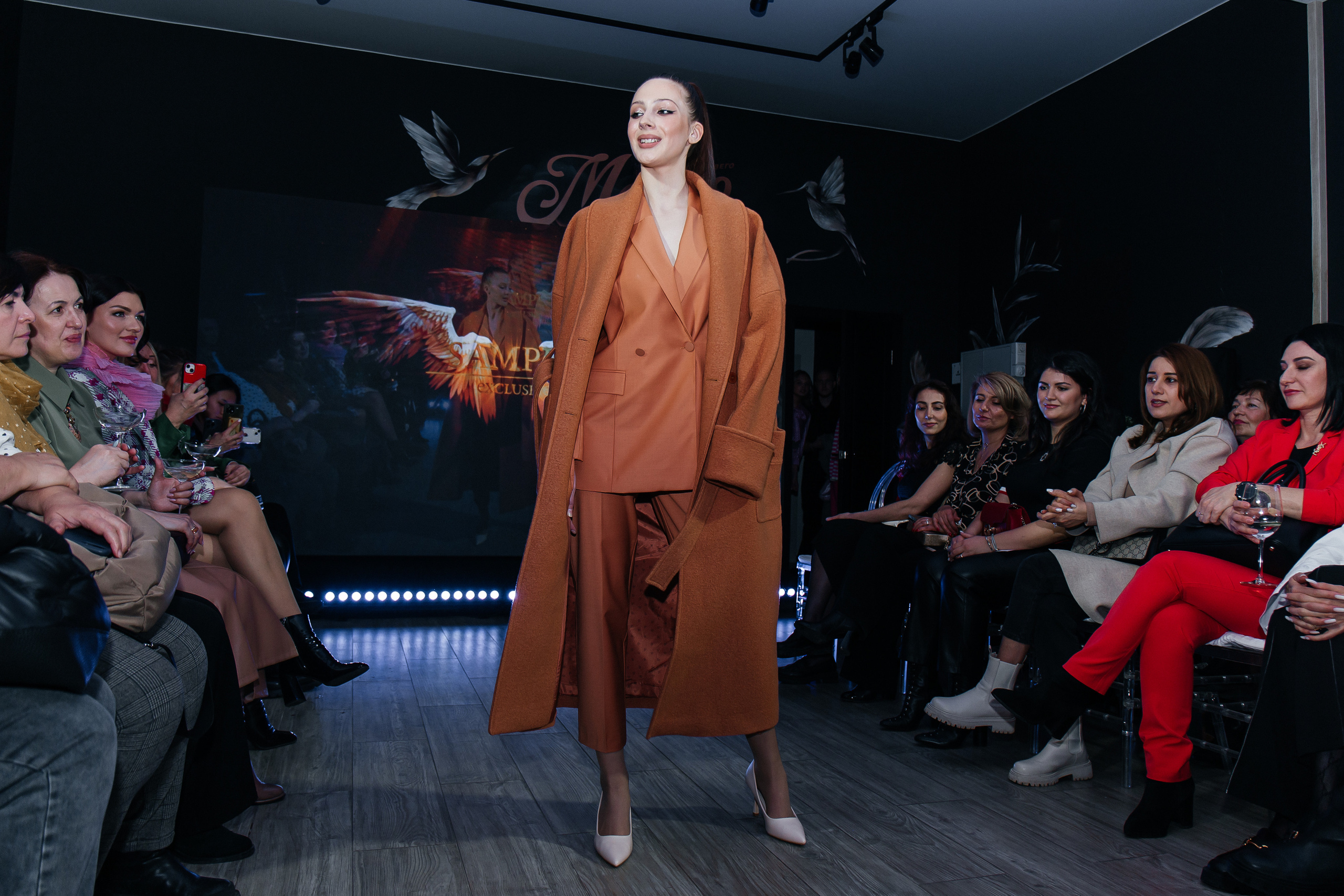 Sample. Для тех, кто не ждёт удачи, а создаёт её. Каждая фотосессия — это твой момент, твой стиль, твой успех. 📸