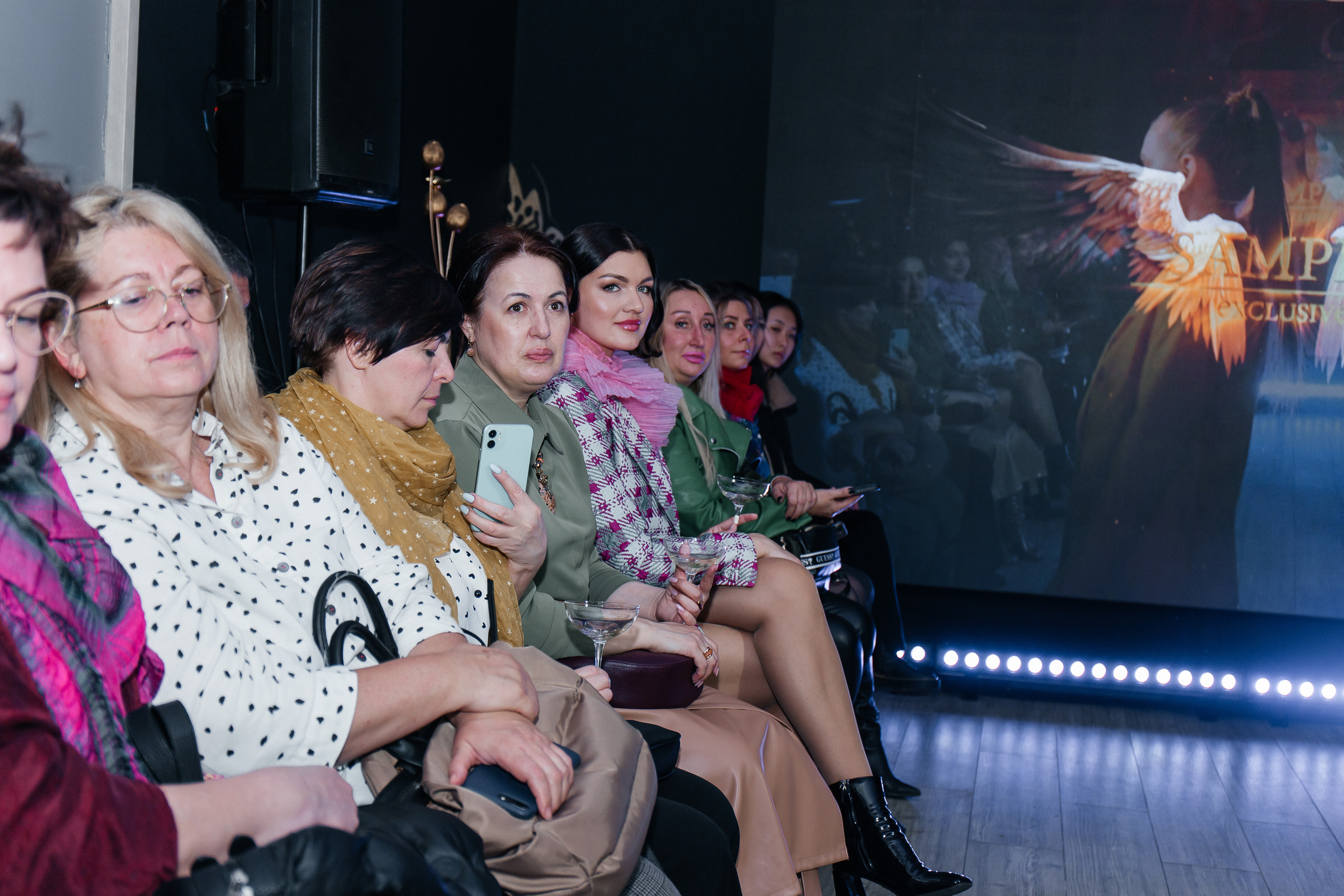 Sample. Для тех, кто не ждёт удачи, а создаёт её. Каждая фотосессия — это твой момент, твой стиль, твой успех. 📸