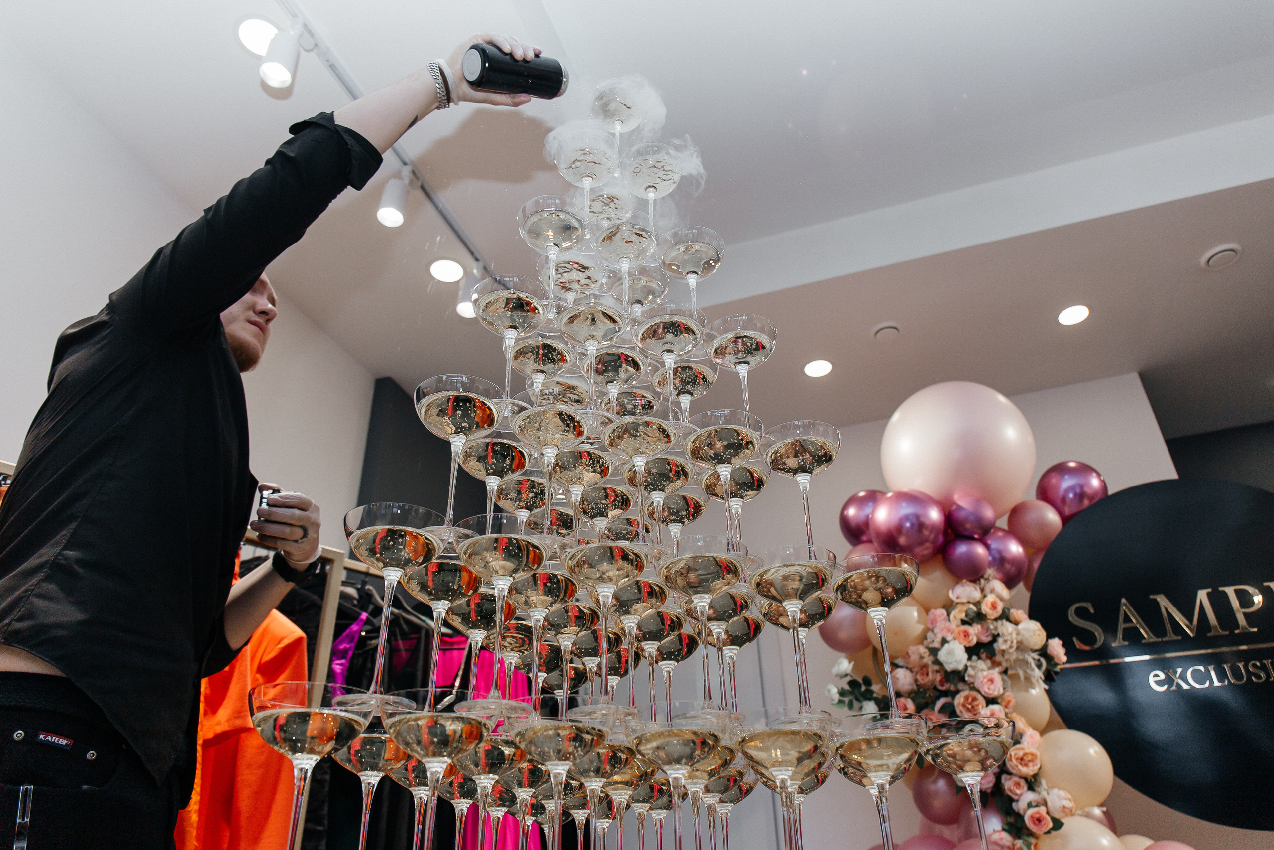 Sample. Для тех, кто не ждёт удачи, а создаёт её. Каждая фотосессия — это твой момент, твой стиль, твой успех. 📸