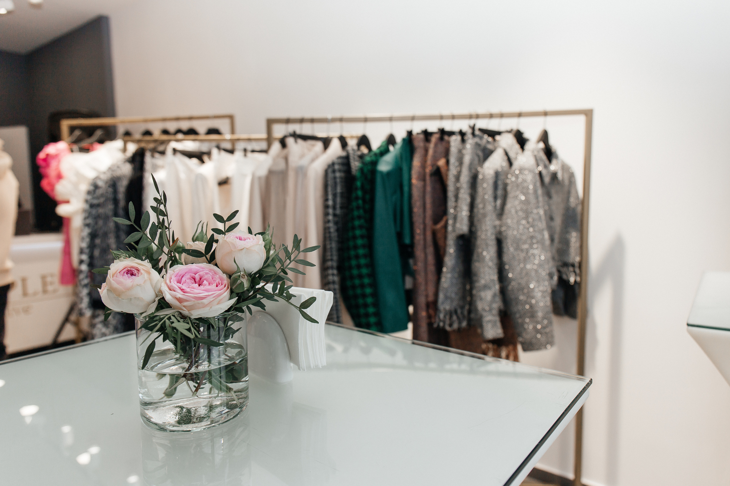 Sample. Для тех, кто не ждёт удачи, а создаёт её. Каждая фотосессия — это твой момент, твой стиль, твой успех. 📸