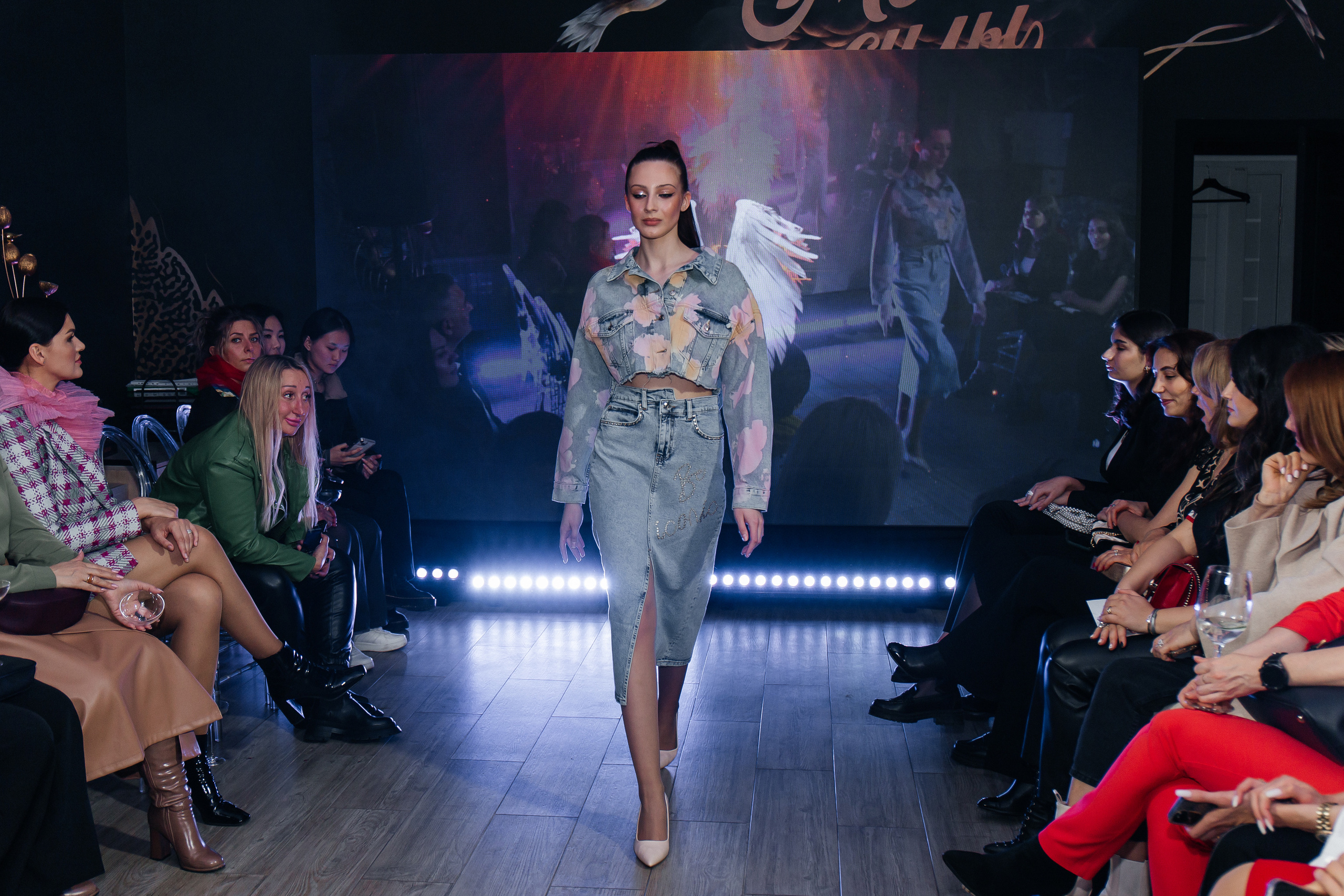 Sample. Для тех, кто не ждёт удачи, а создаёт её. Каждая фотосессия — это твой момент, твой стиль, твой успех. 📸