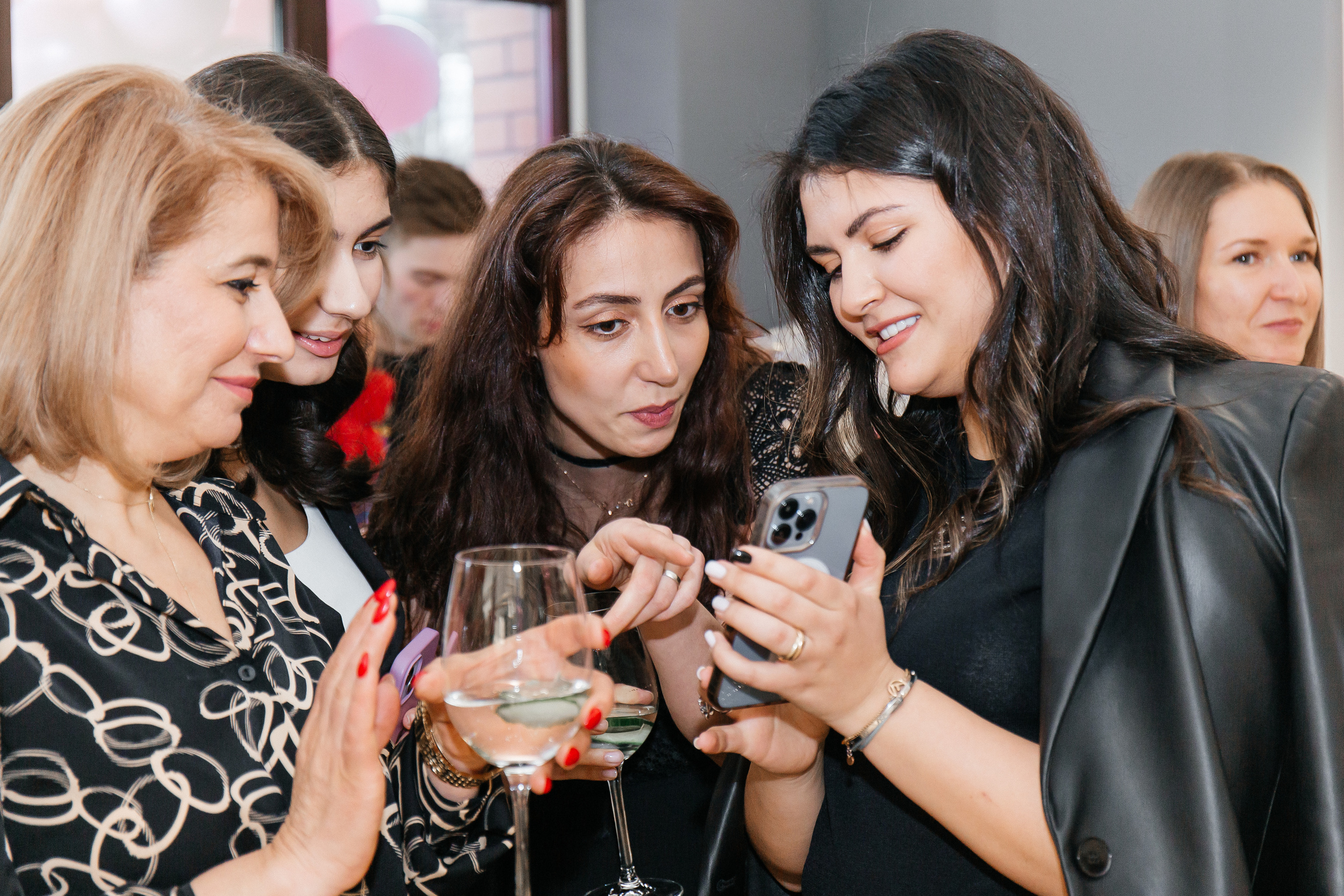 Sample. Для тех, кто не ждёт удачи, а создаёт её. Каждая фотосессия — это твой момент, твой стиль, твой успех. 📸