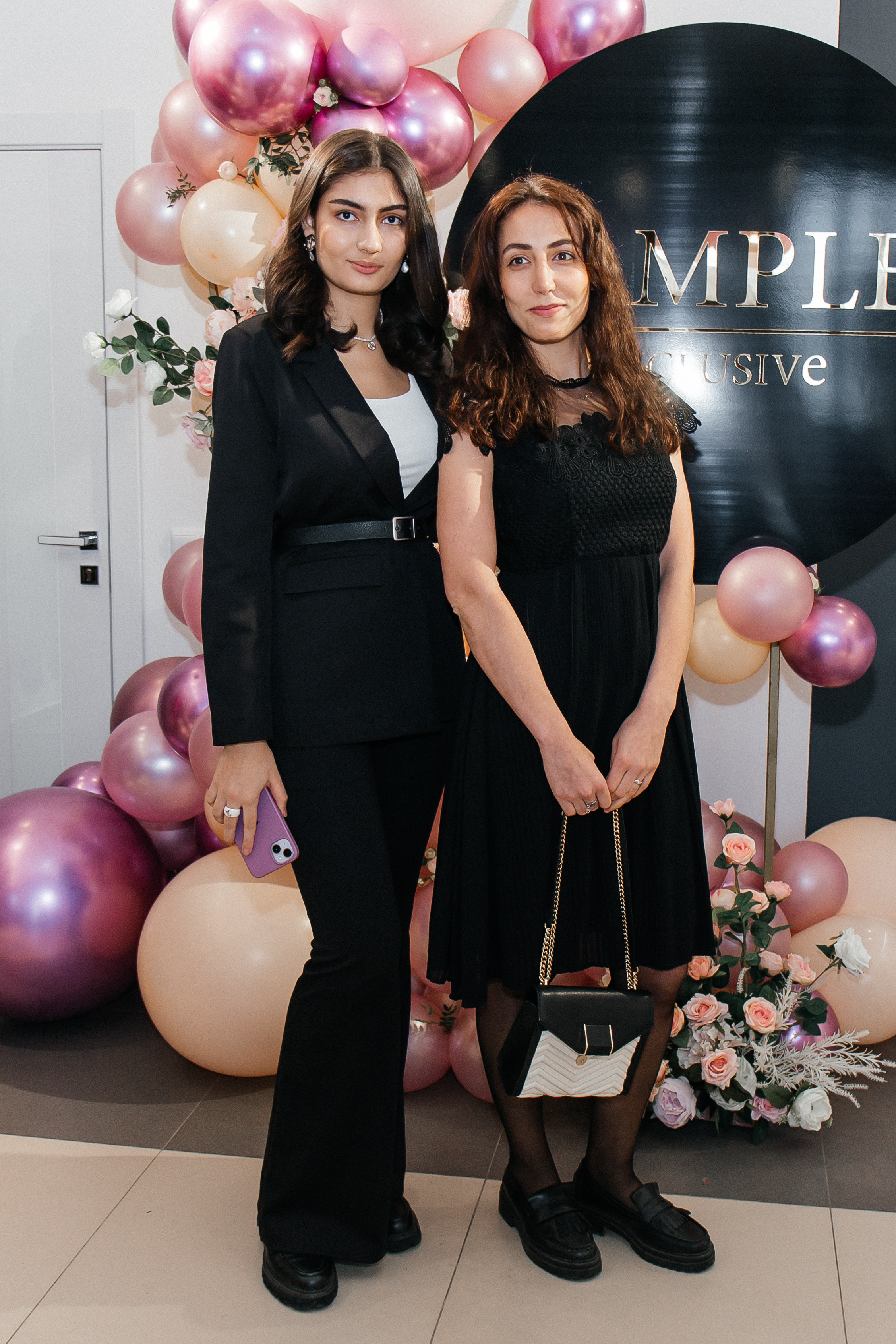 Sample. Для тех, кто не ждёт удачи, а создаёт её. Каждая фотосессия — это твой момент, твой стиль, твой успех. 📸