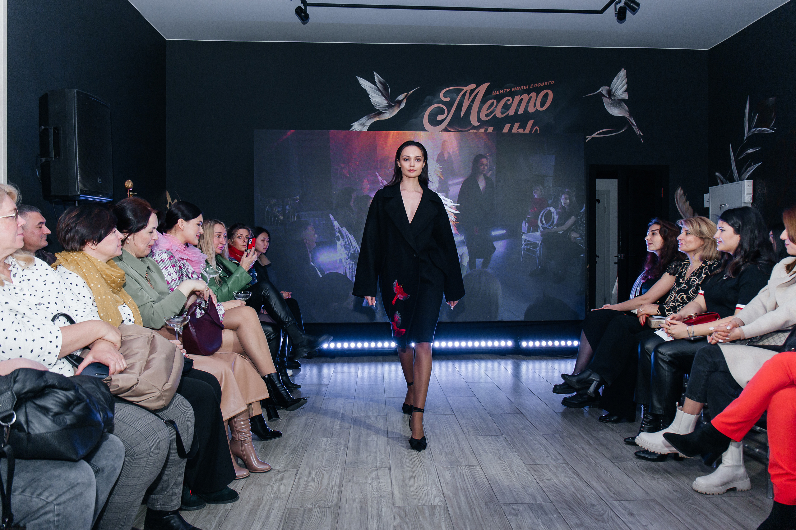 Sample. Для тех, кто не ждёт удачи, а создаёт её. Каждая фотосессия — это твой момент, твой стиль, твой успех. 📸