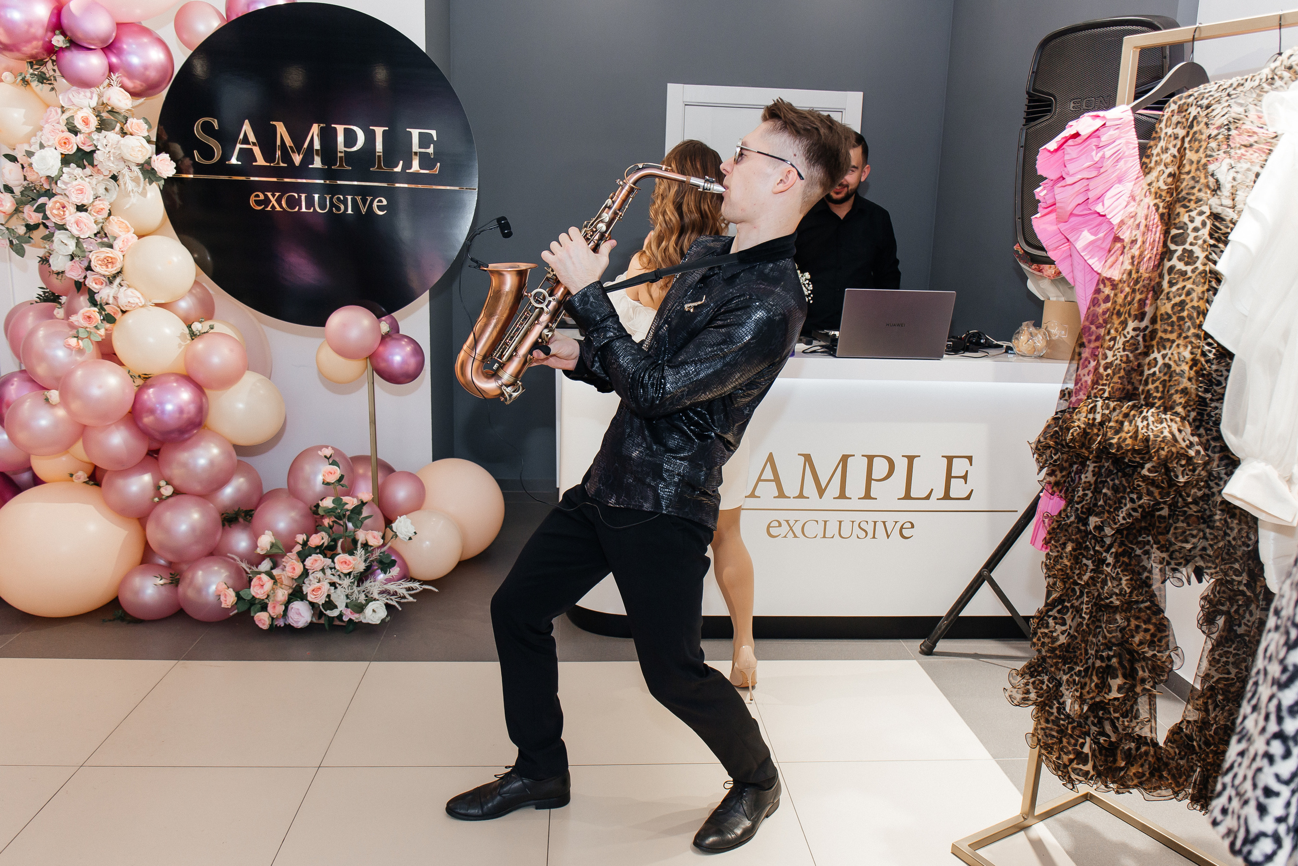 Sample. Для тех, кто не ждёт удачи, а создаёт её. Каждая фотосессия — это твой момент, твой стиль, твой успех. 📸