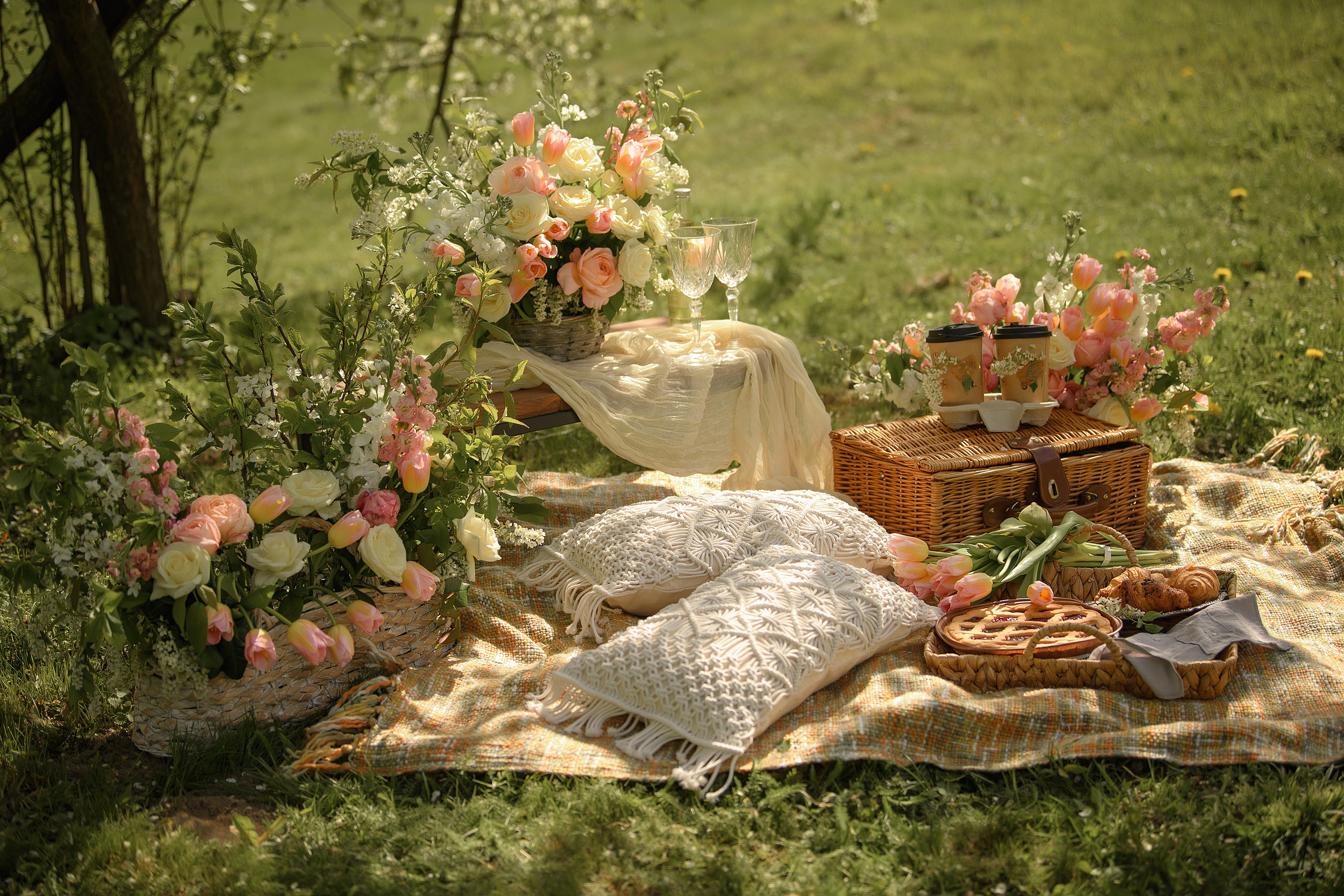 Фотосессия девушки в цветении в музее-заповеднике Коломенское. Женский фотограф в Москве Богдашкина Динара