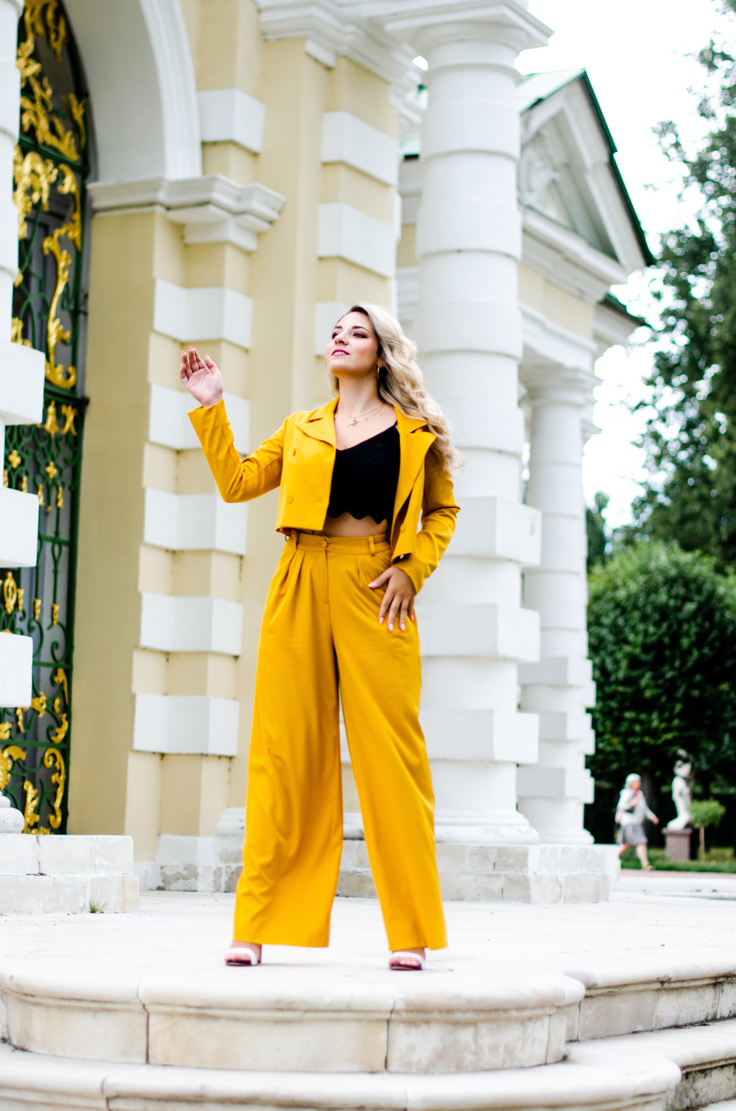 Park, woman in yellow, nature. Family, portrait, content photo in Costa Rica Evgeniya Besprozvannykh