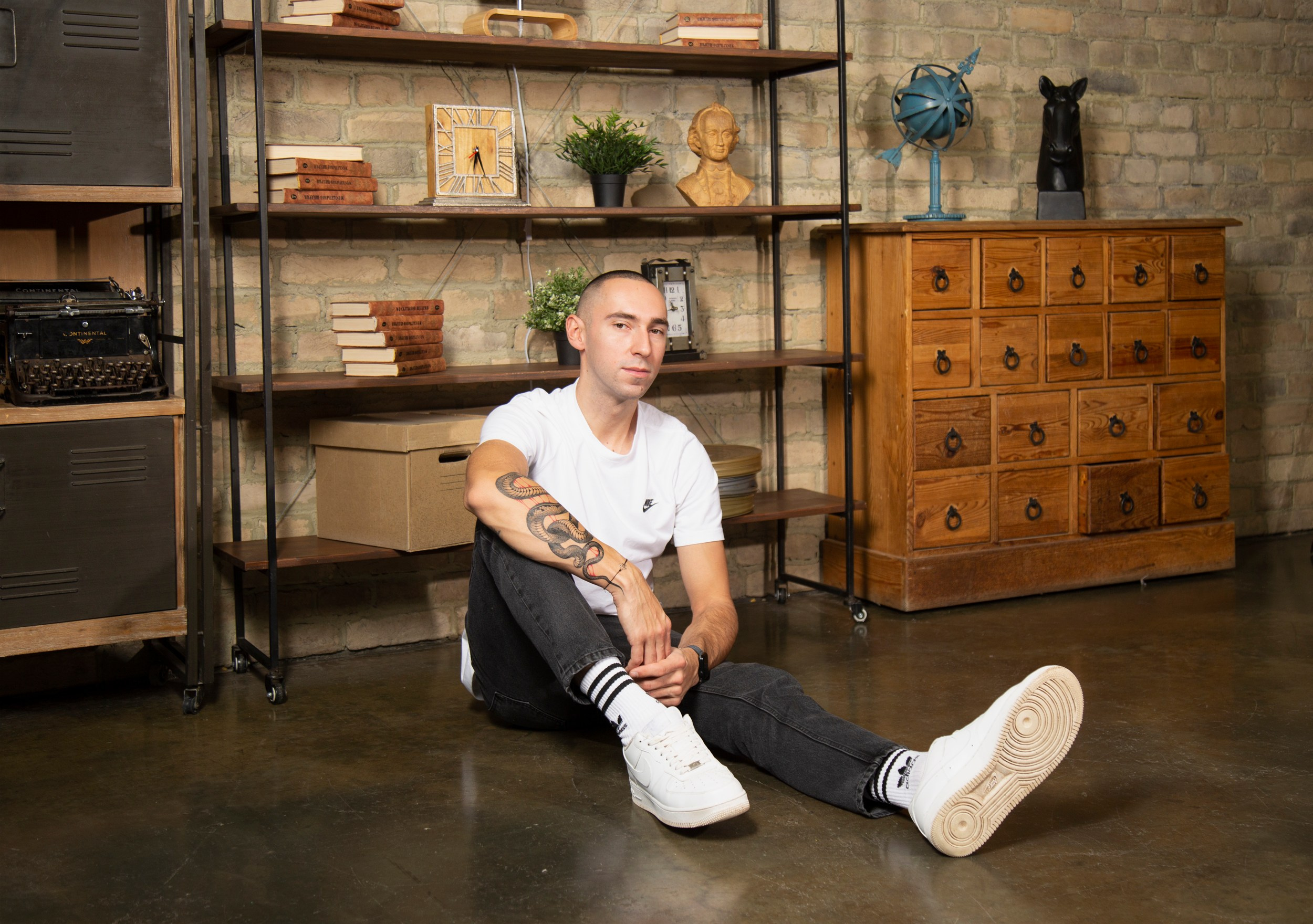 Мужская фотосессия в Москве в студии в зале Атлант. Фотосессия в студии в Москве от профессионального фотографа услуги по доступным ценам