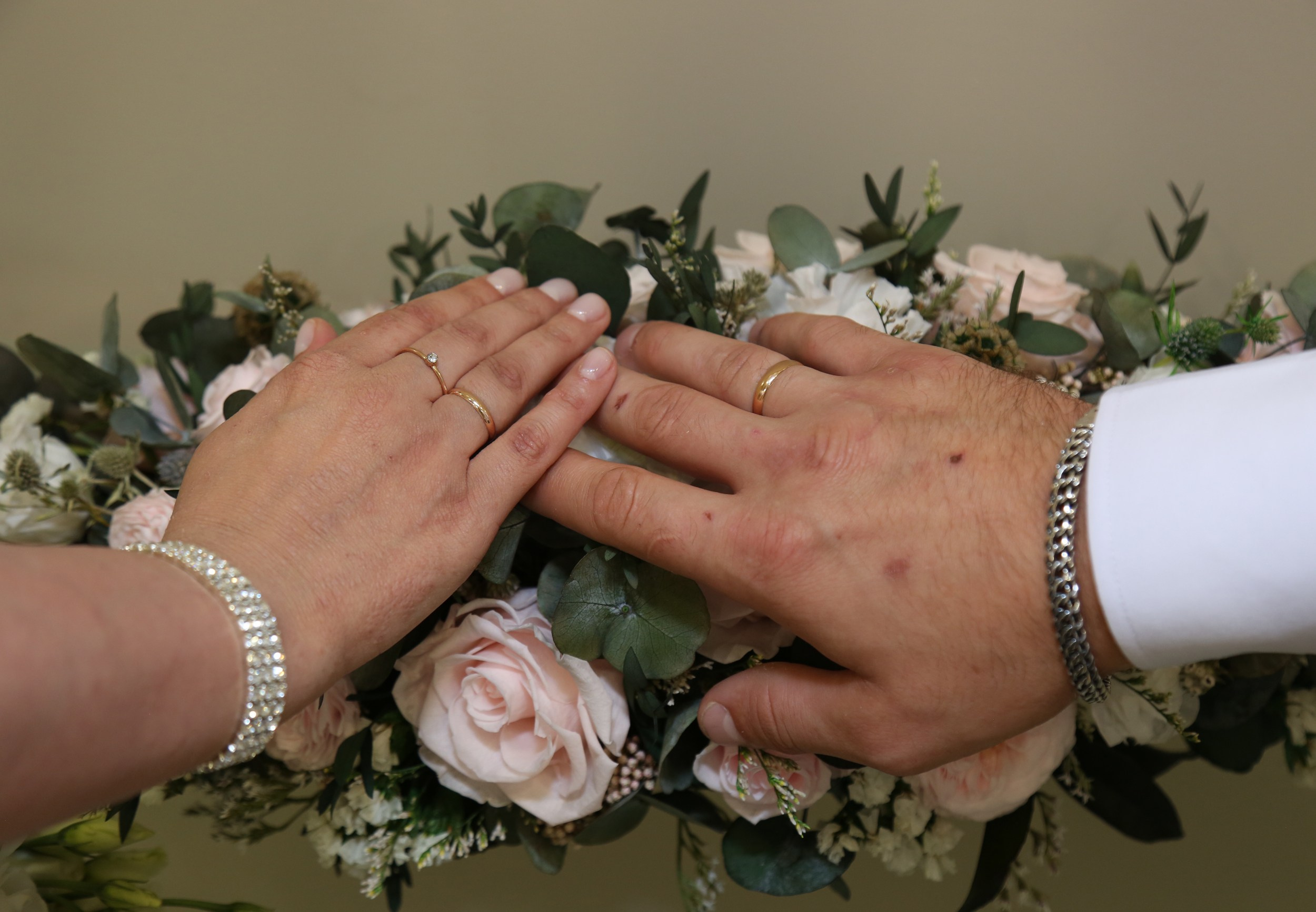 В Таганском ЗАГСе свадебная фотосессия в Москве летом для Сергея и Анастасии. Фотосессия в студии в Москве от профессионального фотографа услуги по доступным ценам