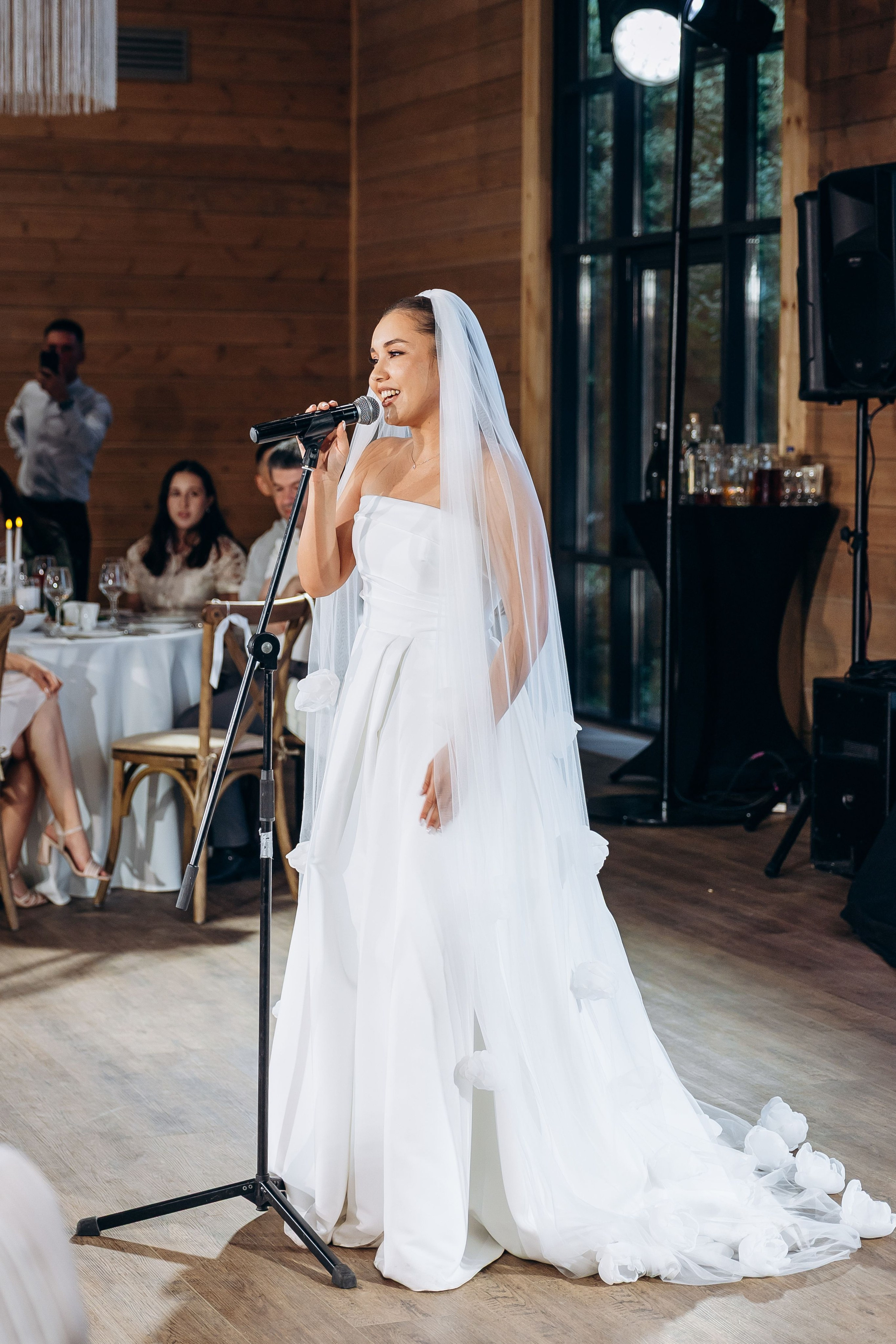 песня невесты - подарок для жениха. фотограф на свадьбу в Казани