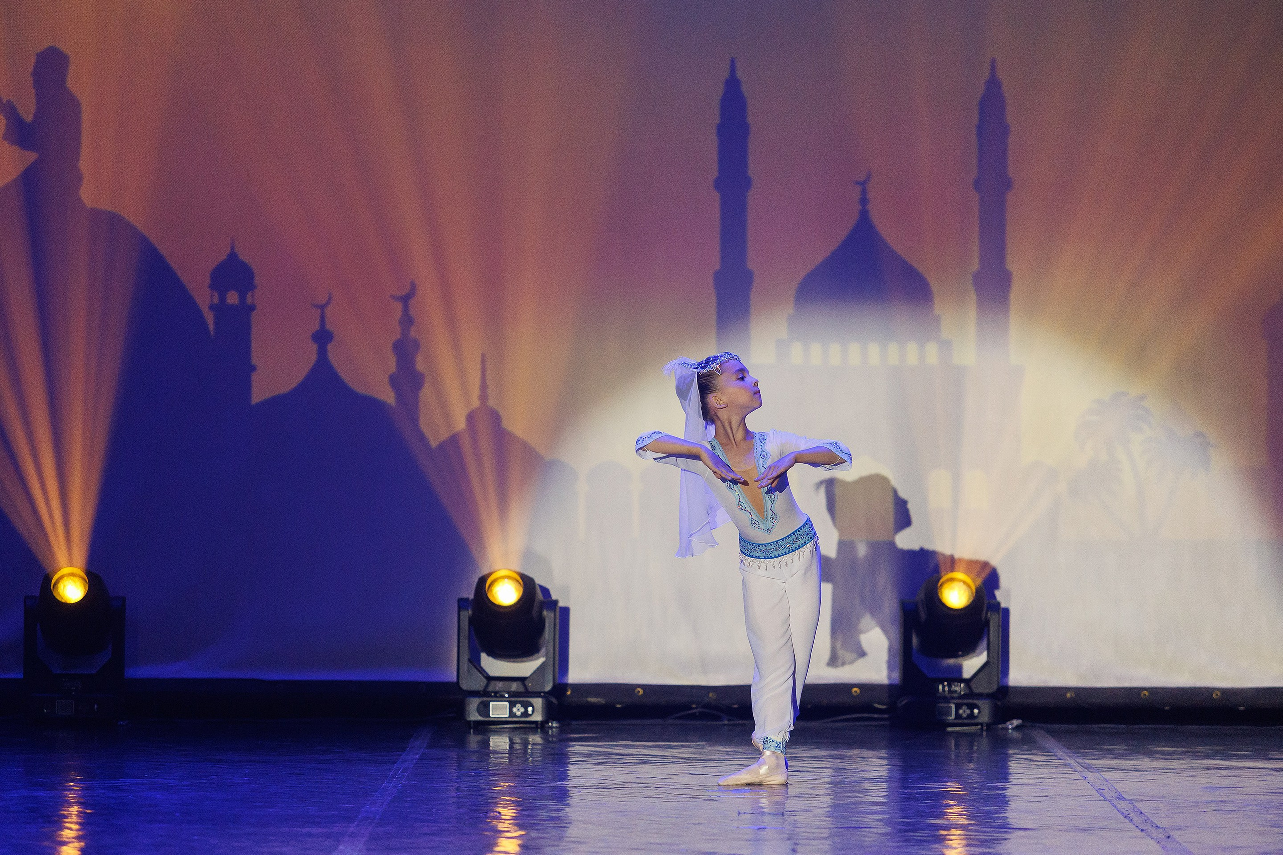 Репортажная фотосъемка отчетного концерта студии танцвев LilBallerine. Профессиональный фотограф в Новосибирске