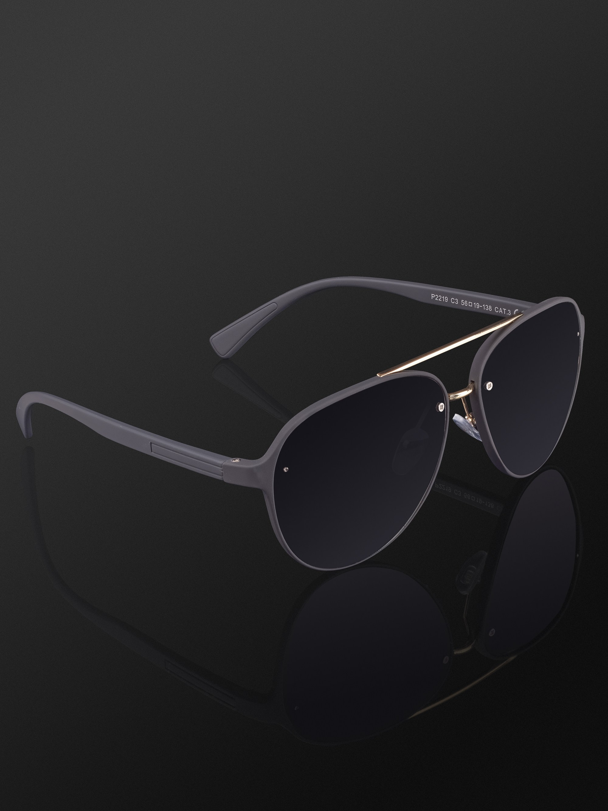 Очки солнцезащитные на черном фоне рекламное фото