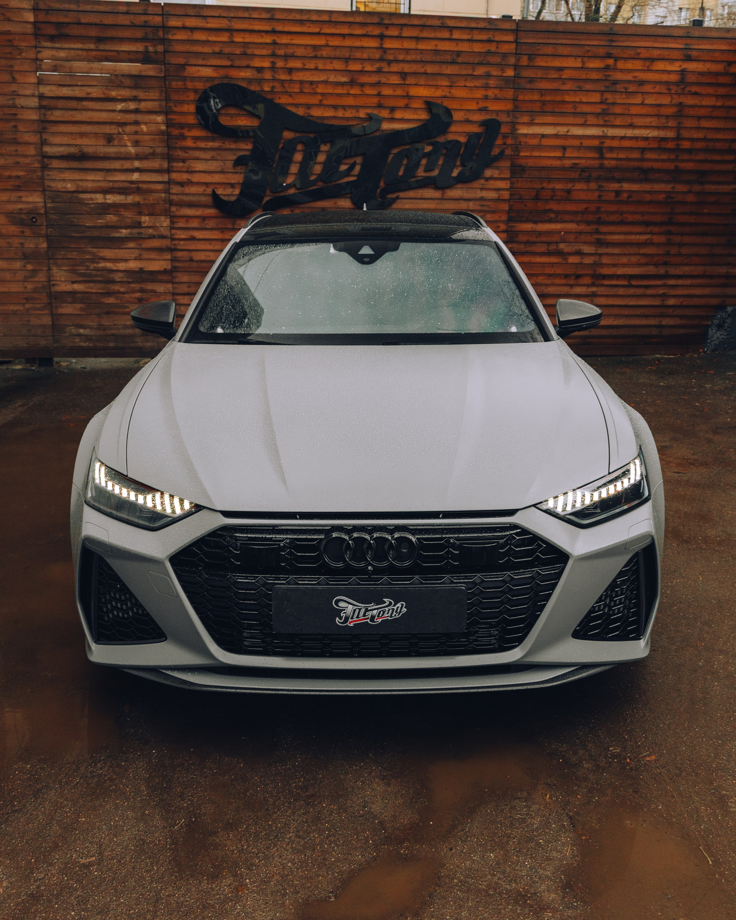 Audi RS6 снятие старой шумоизоляции и нанесение новой. DeLorein