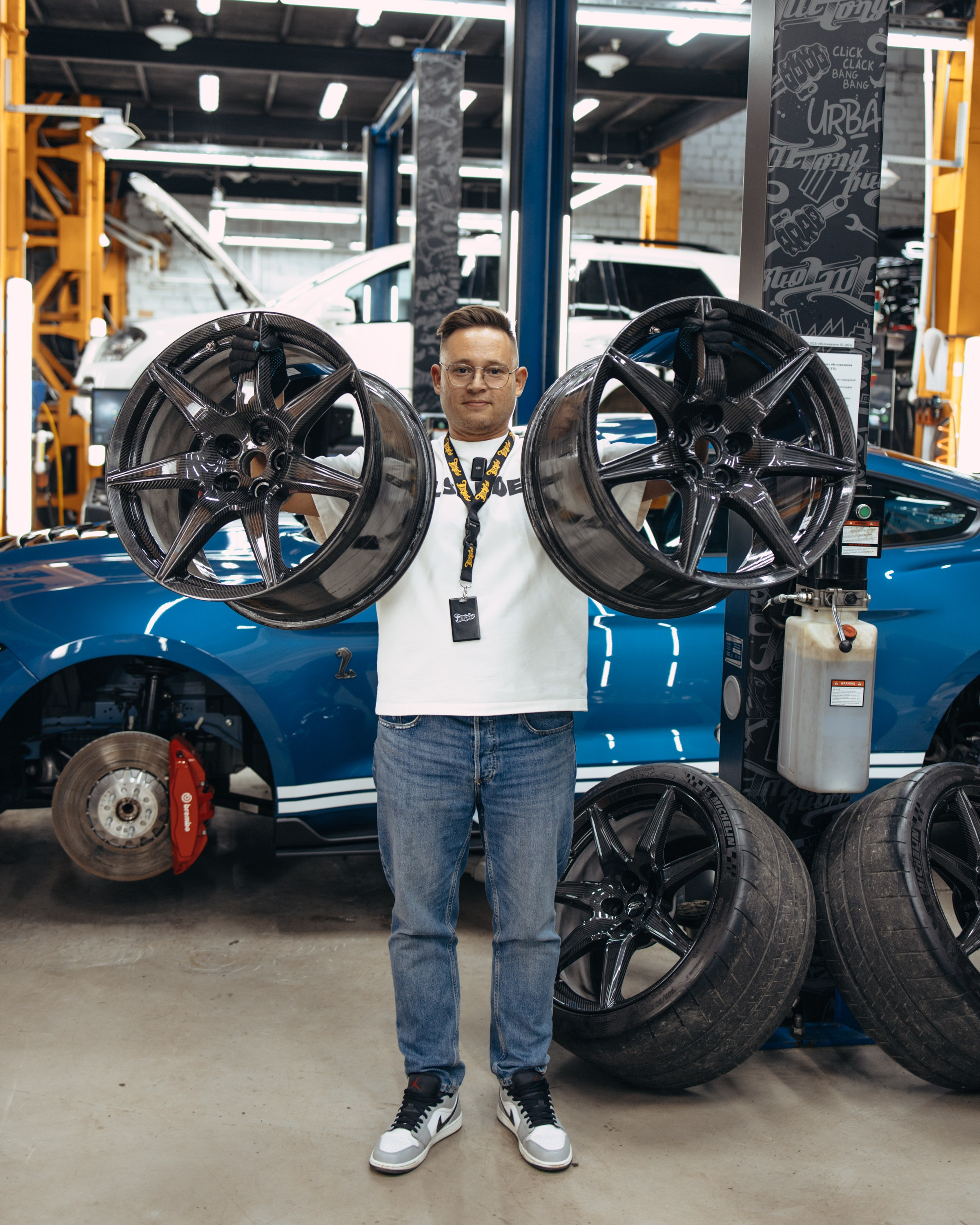 Ford Mustang Shelby сборка и шиномонтаж карбоновых дисков. DeLorein