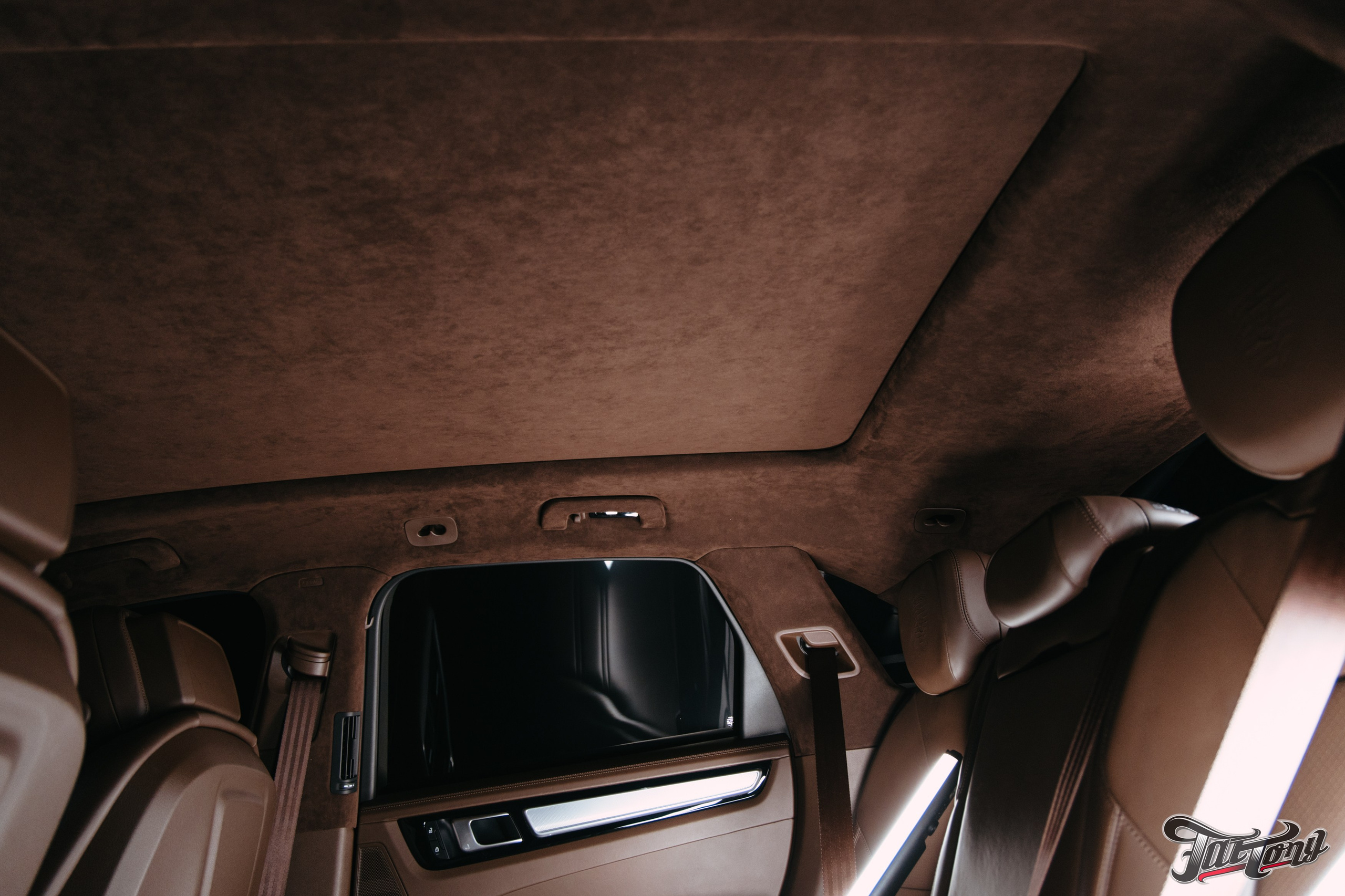 Porsche Сayenne пошив потолка в коричневую алькантару. DeLorein