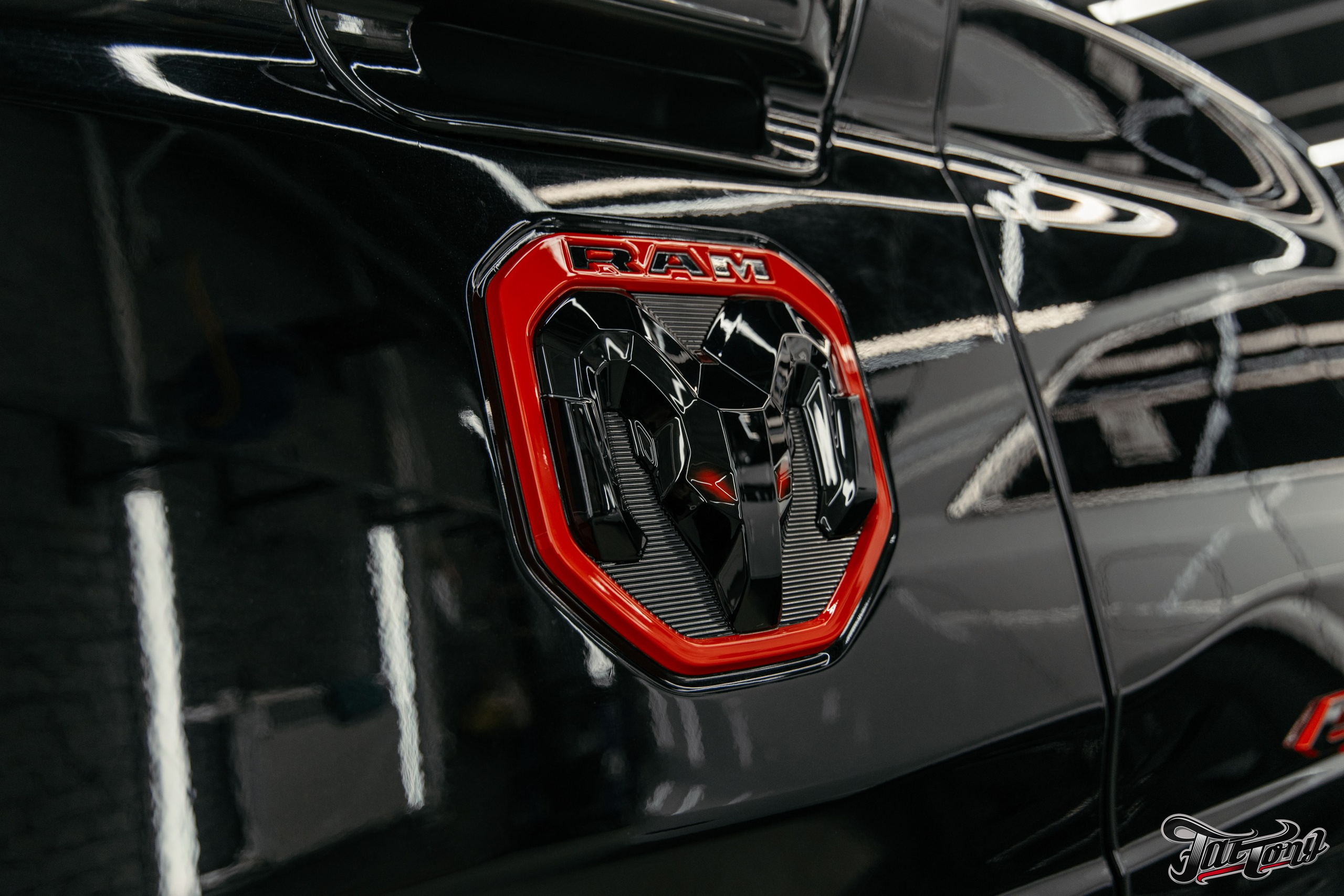 Ram 1500 ламинация карбоном, окрас шильдов, проушин, установка света в решетку. DeLorein