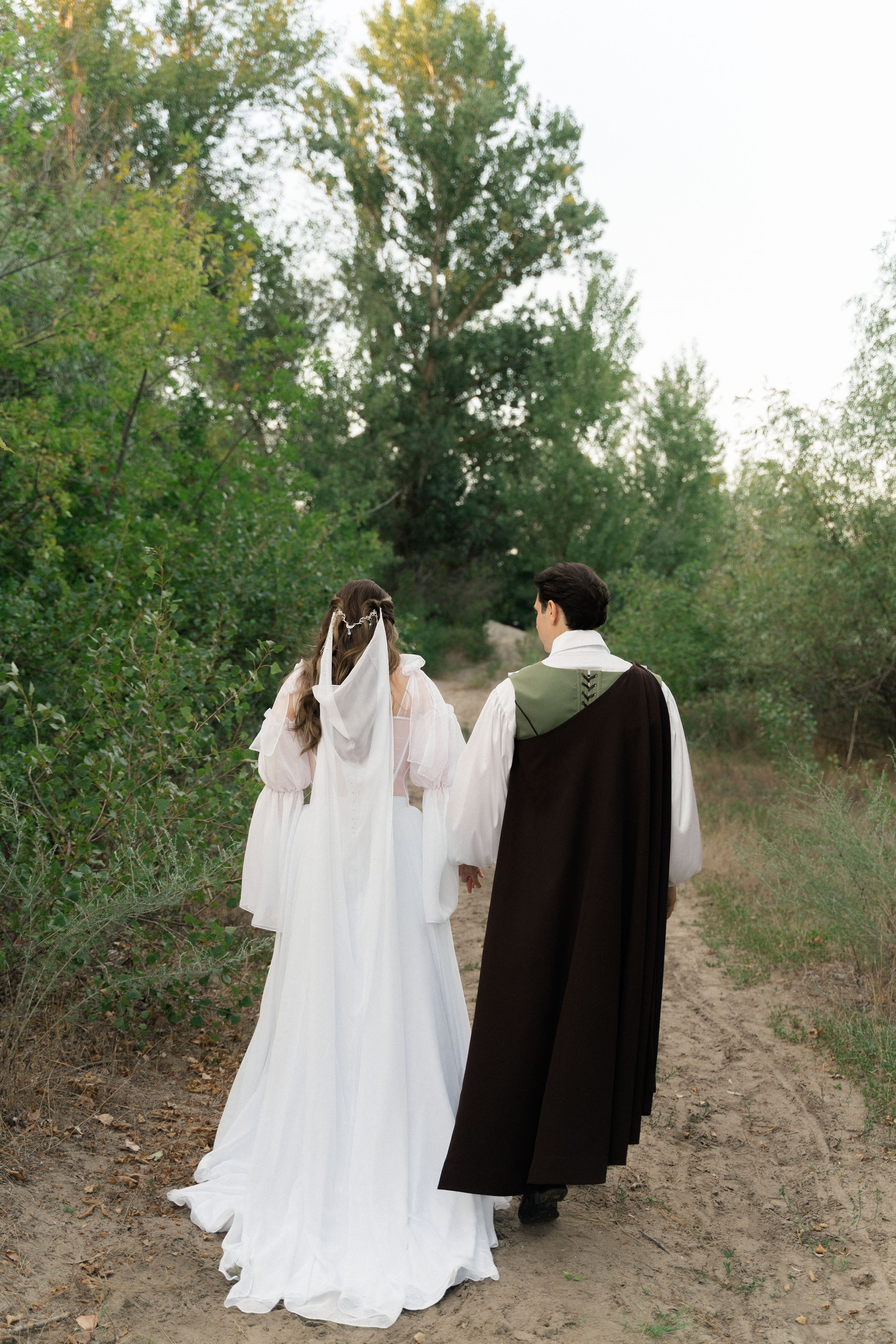 свадебная фотосессия жениха и невесты  на берегу реки Дон 