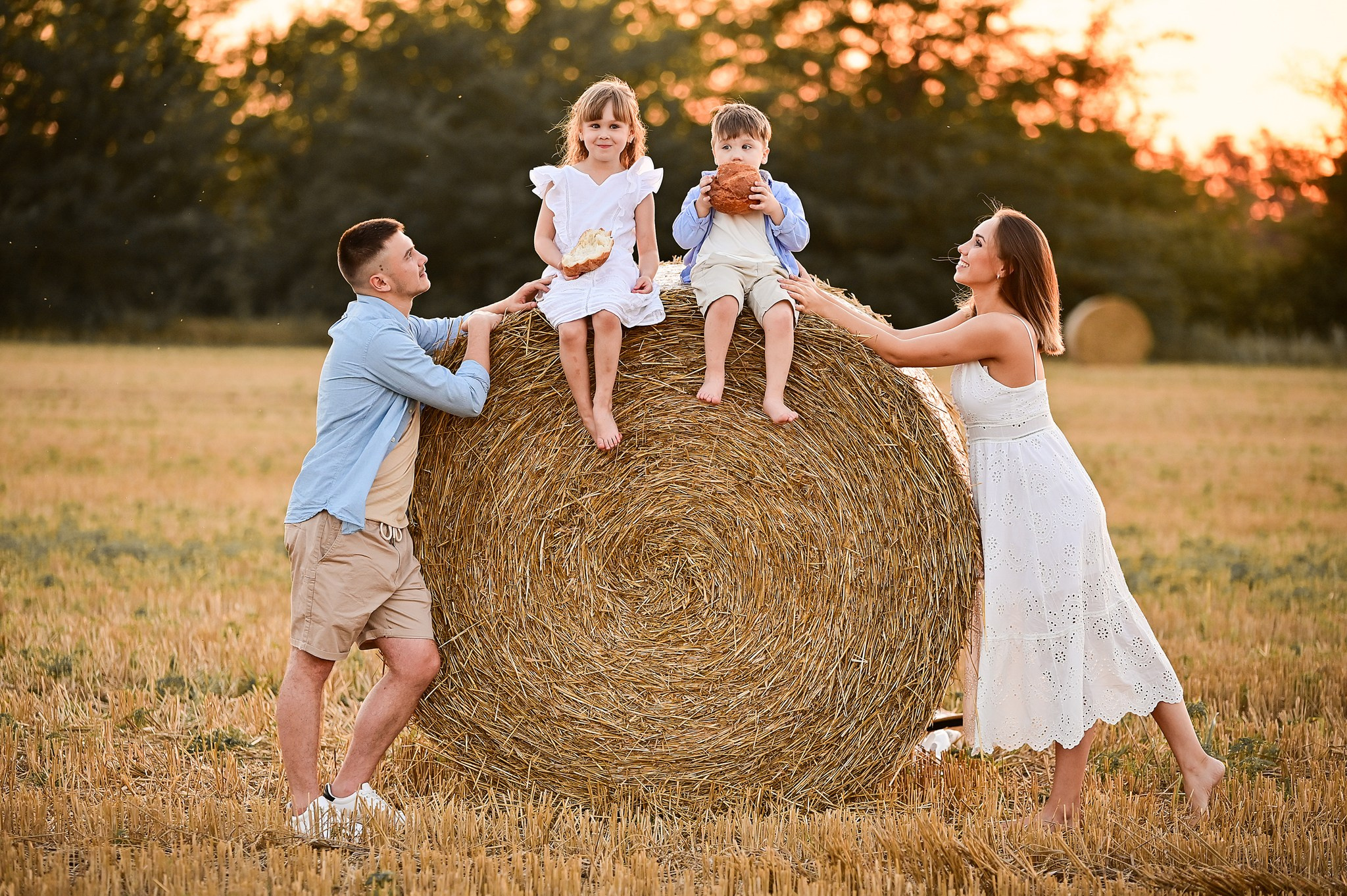 Фотосессия детей с родителями на стоге в Краснодаре