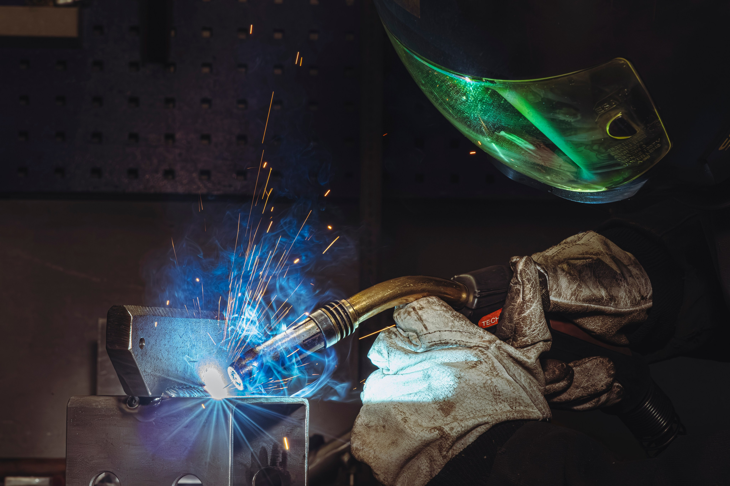 Сварка металлоконструкции: рабочий процесс, дуга и формирование шва.