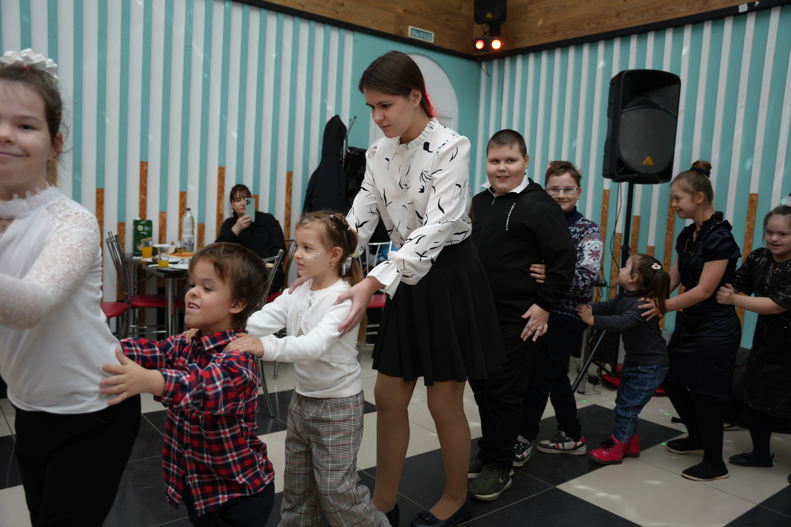 Социально —благотворительная акция «Ты в этом мире не один», посвященная Международному дню инвалидов. ВЫПУСКНЫЕ АЛЬБОМЫ, Школьный фотограф, семейный и свадебный в Саратове и области Ольга Плаксина