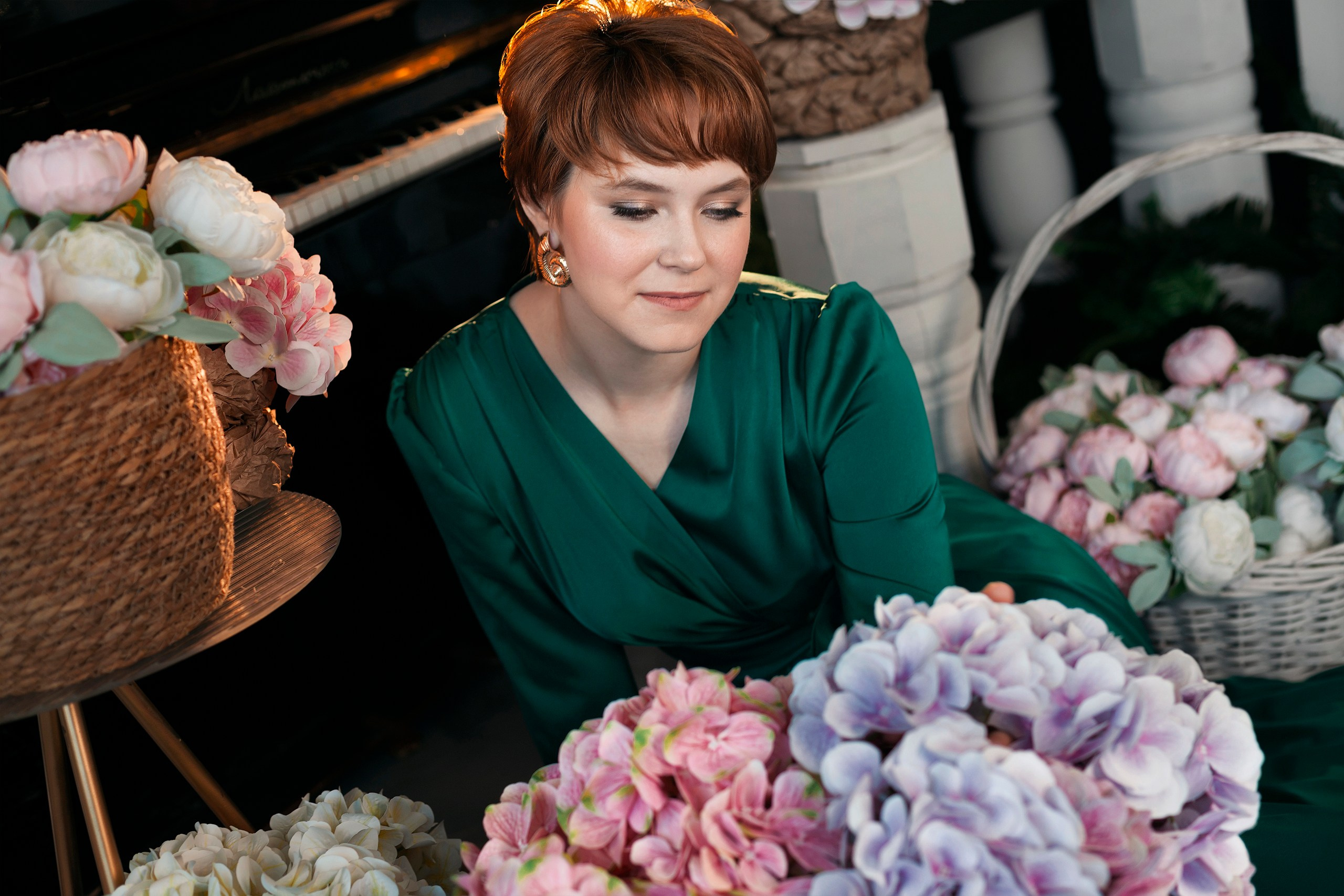 Женский студийный портрет в цветах на фоне фортепьяно - фотограф в Ульяновске