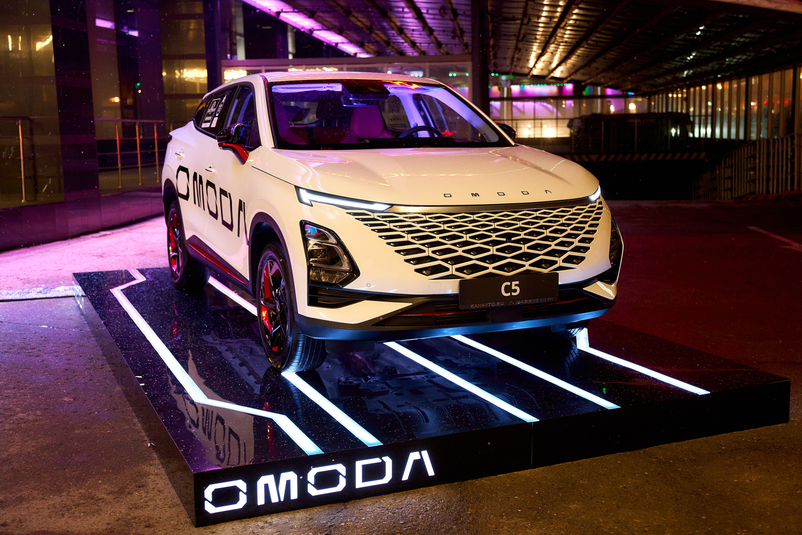 Автомобиль OMODA C5 на светящейся платформе — промо-съёмка Казань