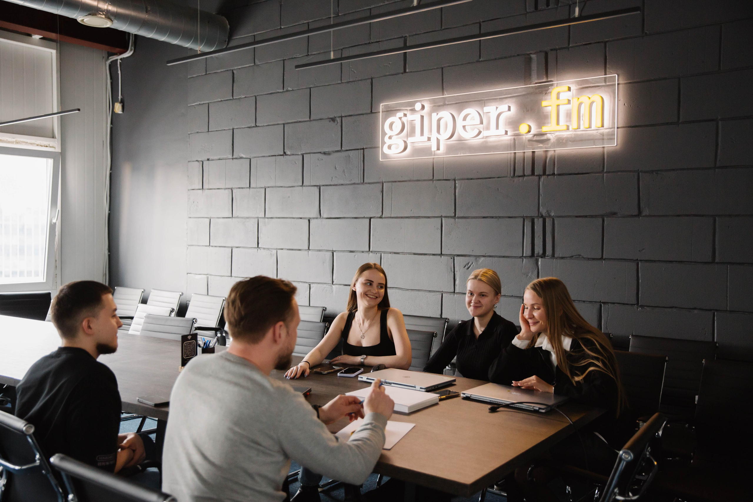 Офисный вайб. Фотоархив giper.fm
