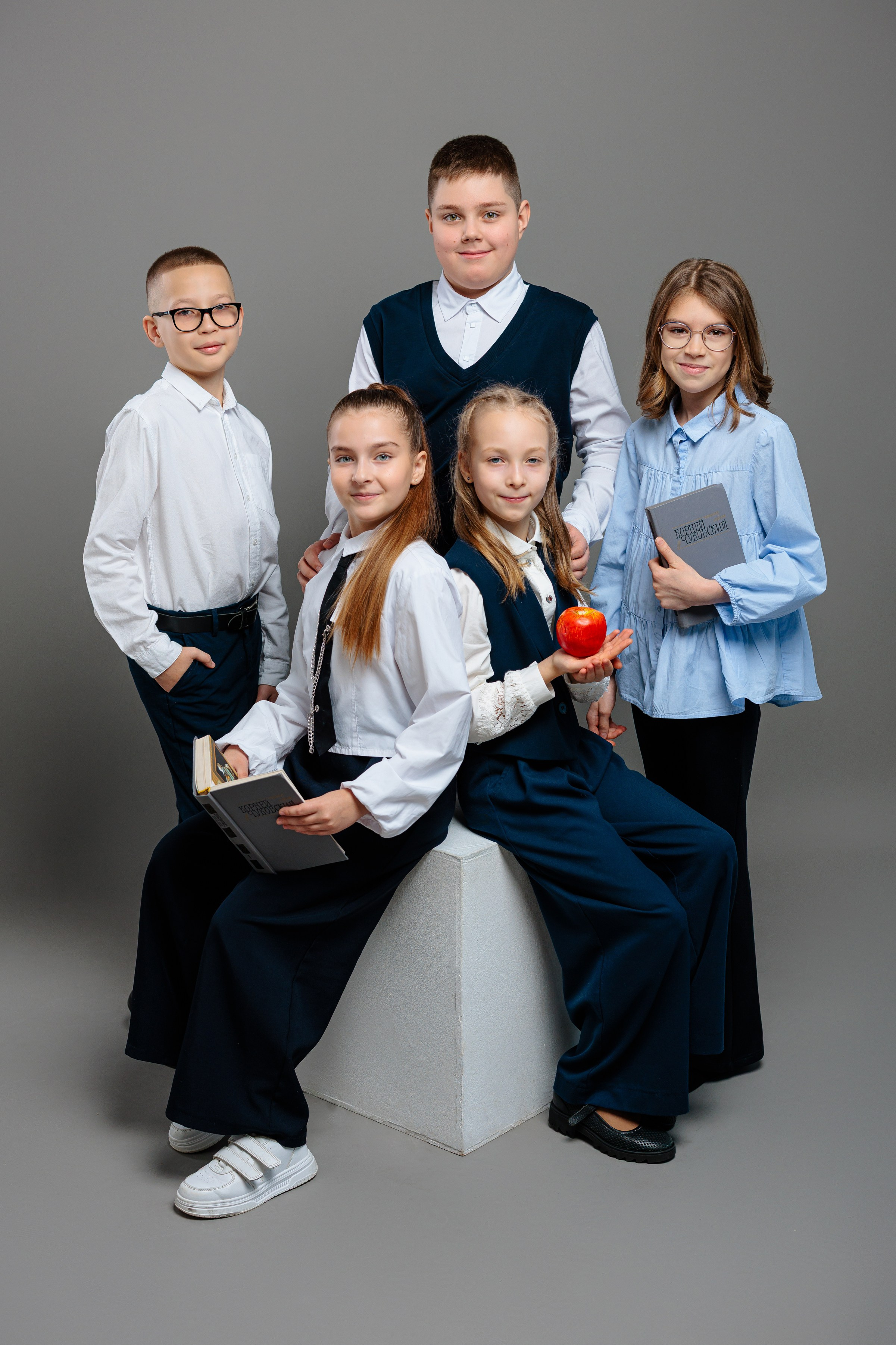 4 класс — общие фото на фоне. Выпускные альбомы Чехов, выпускные альбомы
