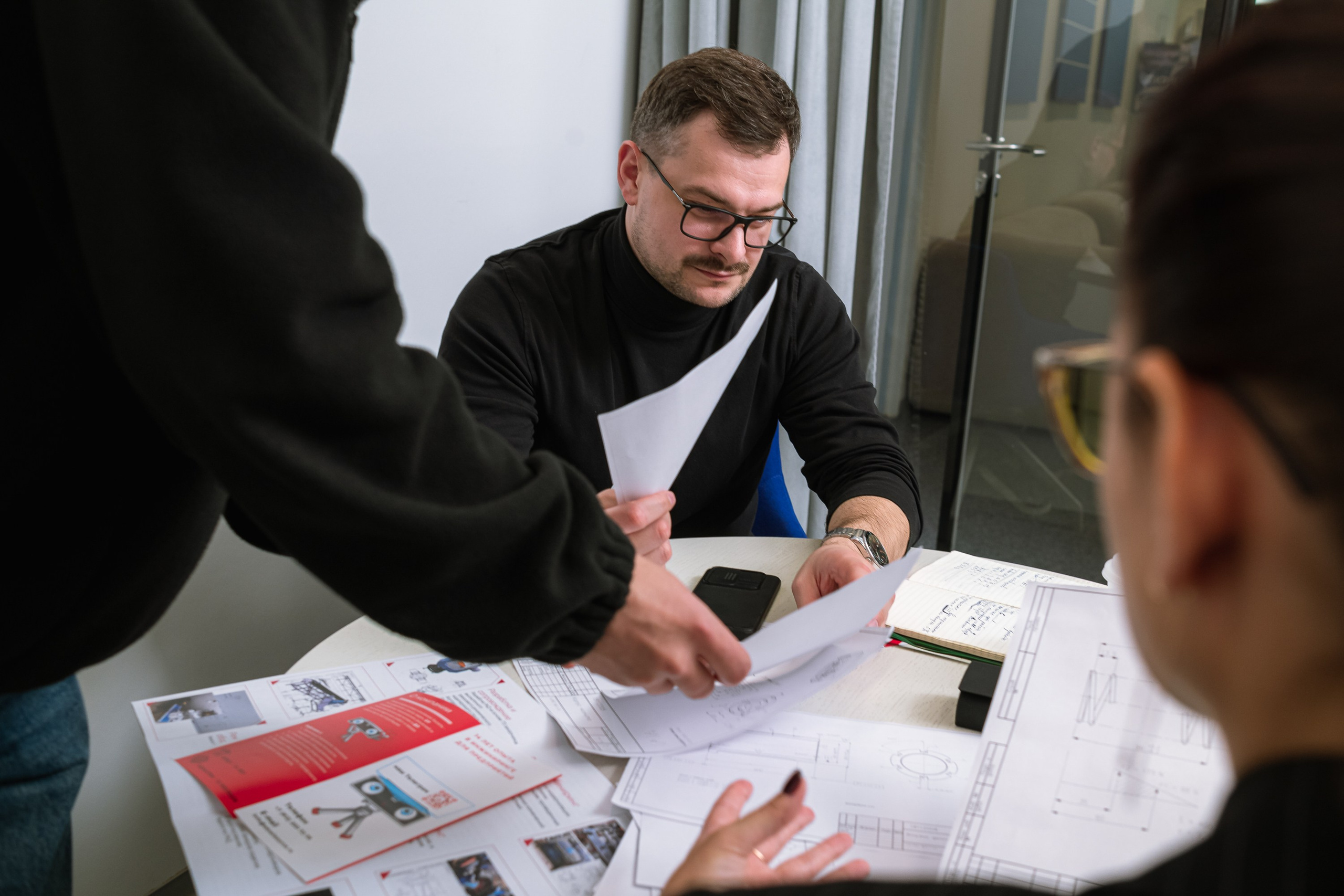 "Директор IT-инжиниринговой компании за компьютером с аналитикой и схемами"
