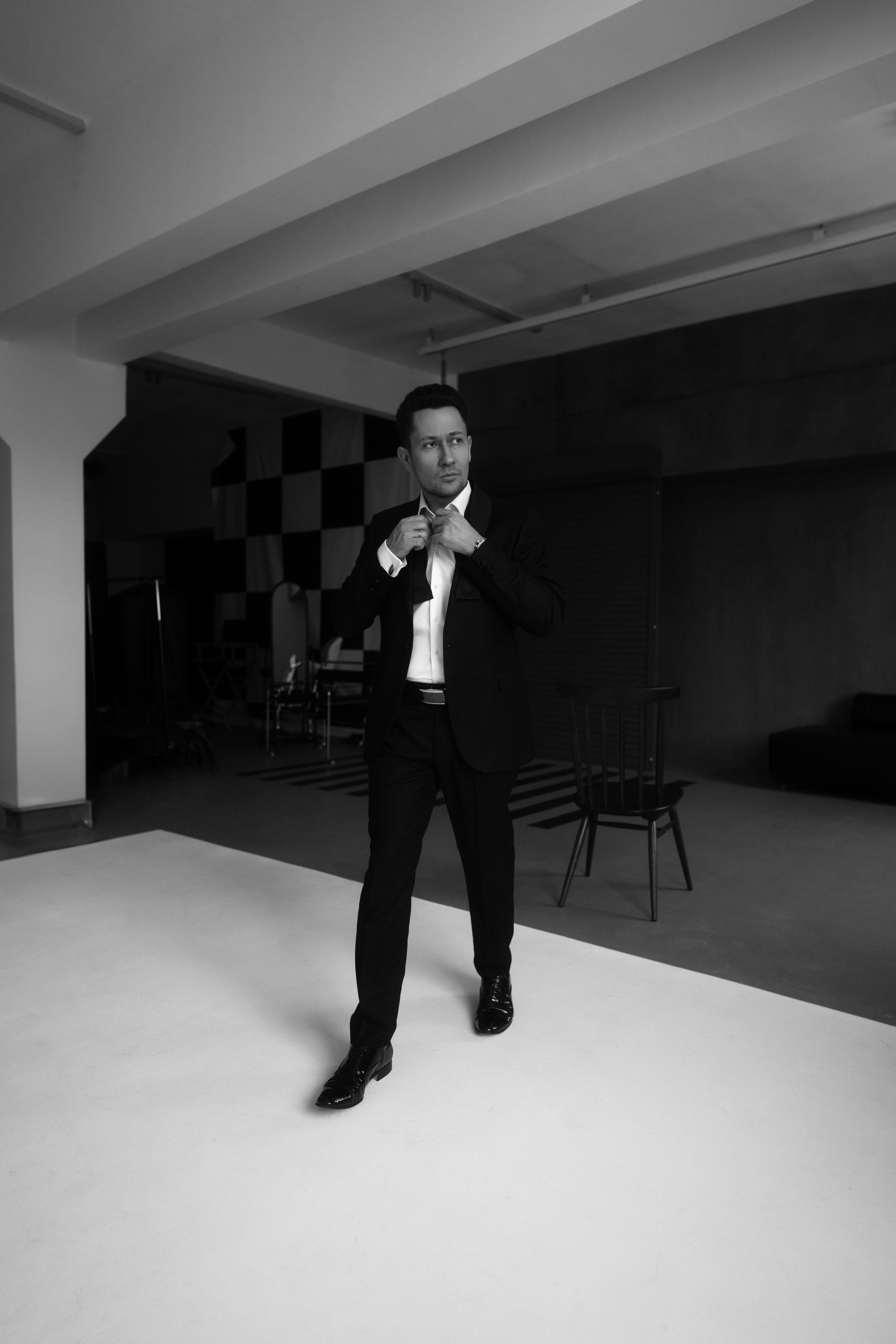 Мужская чб фотосессия с Николаем в студии Делайт