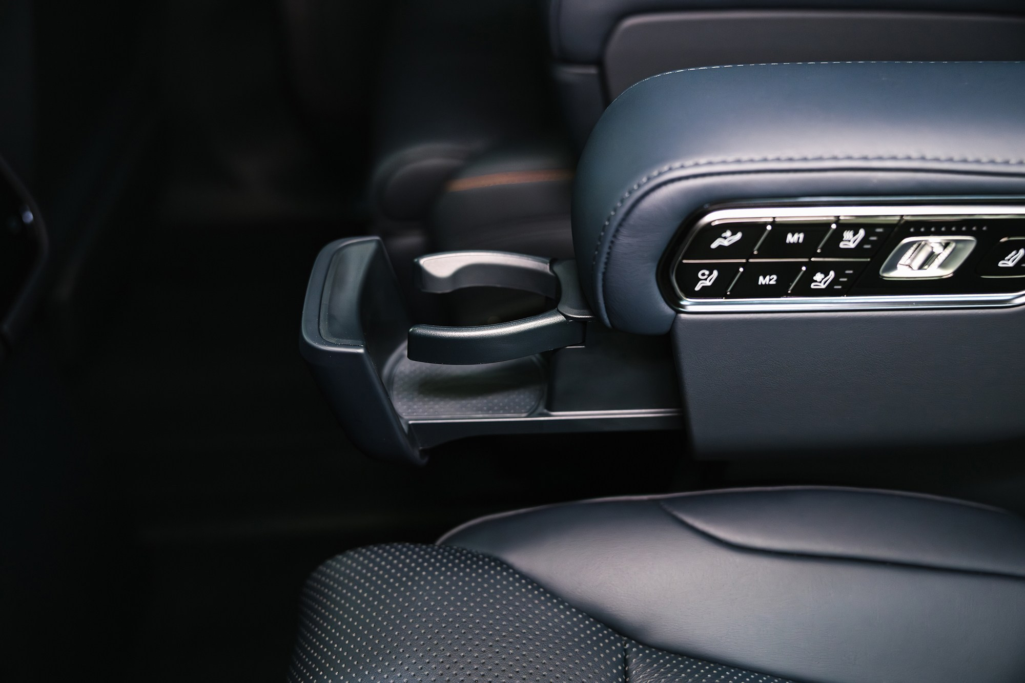 Zeekr 9X 2.0hyb 4WD AT (1401 л. с.) 2025, последовательно-параллельный гибрид, АКПП, 4WD. Автосалон «Х-Авто»