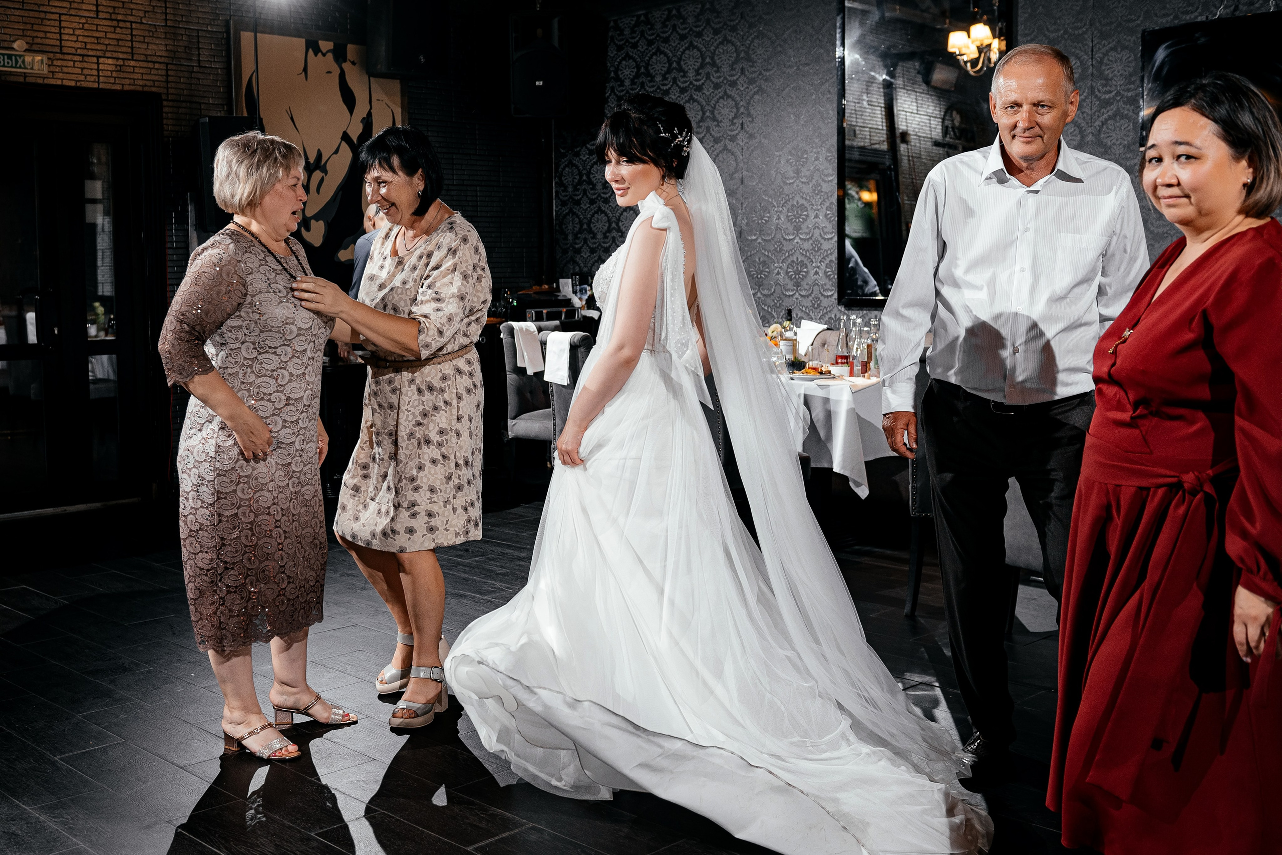 Свадьба с венчанием в Щелково. Прогулка в Гребнево, ресторан Кинза, отель Премиум. Свадебный и семейный фотограф Виктория Носачёва. Щелково, Москва и МО