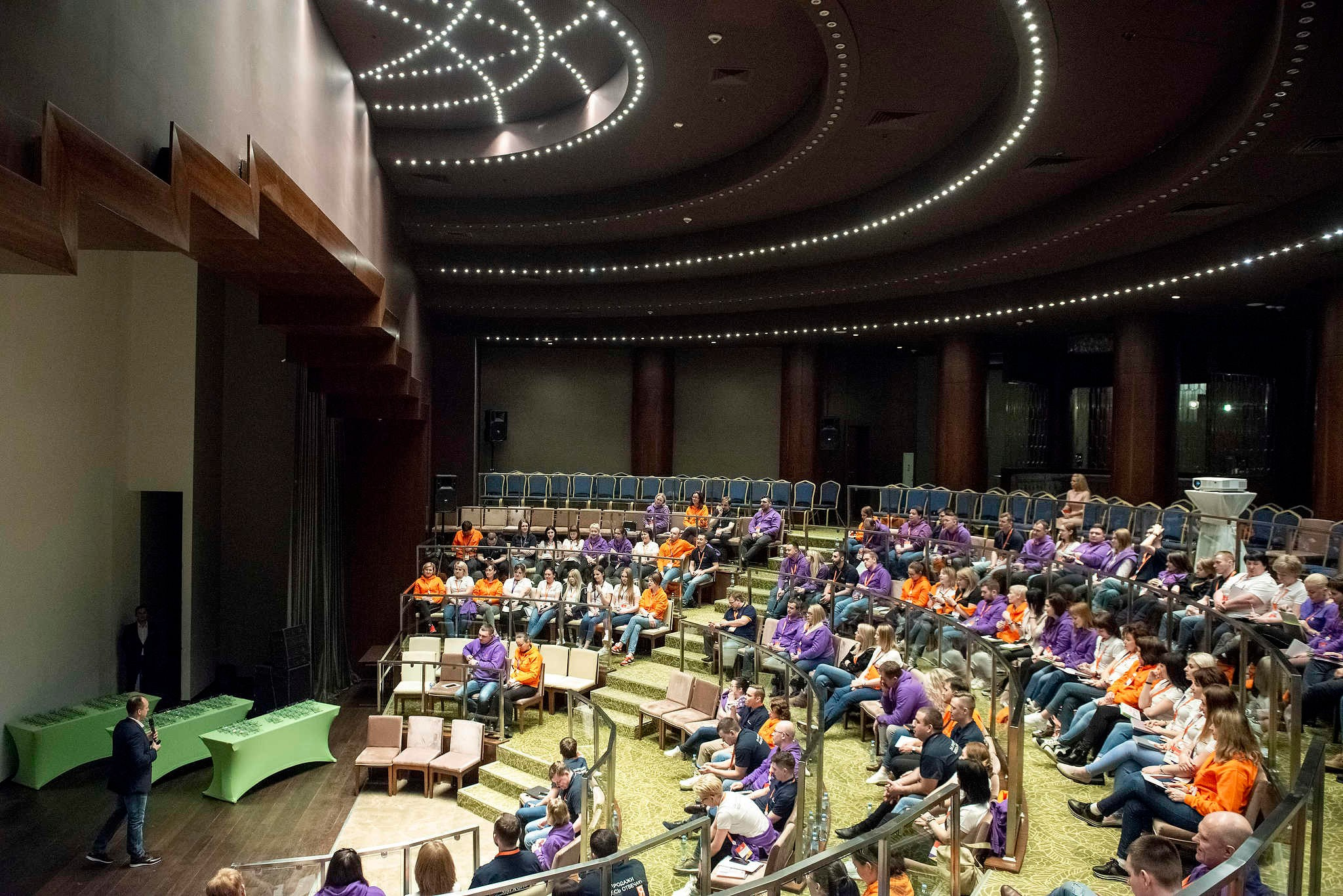 Основатель Ironstar Владимир Волошин выступает перед сотрудниками Россети в Красной Поляне. Съемка для компании Росссети в 2020 году.