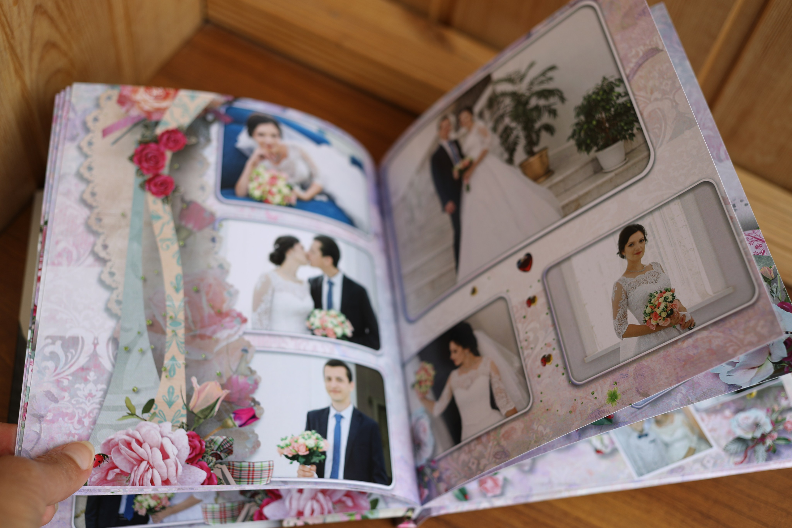 medlori fotobook Фотокниги в Липецке. Свадебная фотокнига «WEDDING DAY» Фотокнига постраничная (от 20 до 40 страниц), цена зависит от количества разворотов. Варианты фотокниг, созданные мной от фотосъёмки до дизайна. Цена: от 7500 руб за 10 разворотов. Обложка жёсткая, листы 350 мг. Фотограф Медведева Лариса.