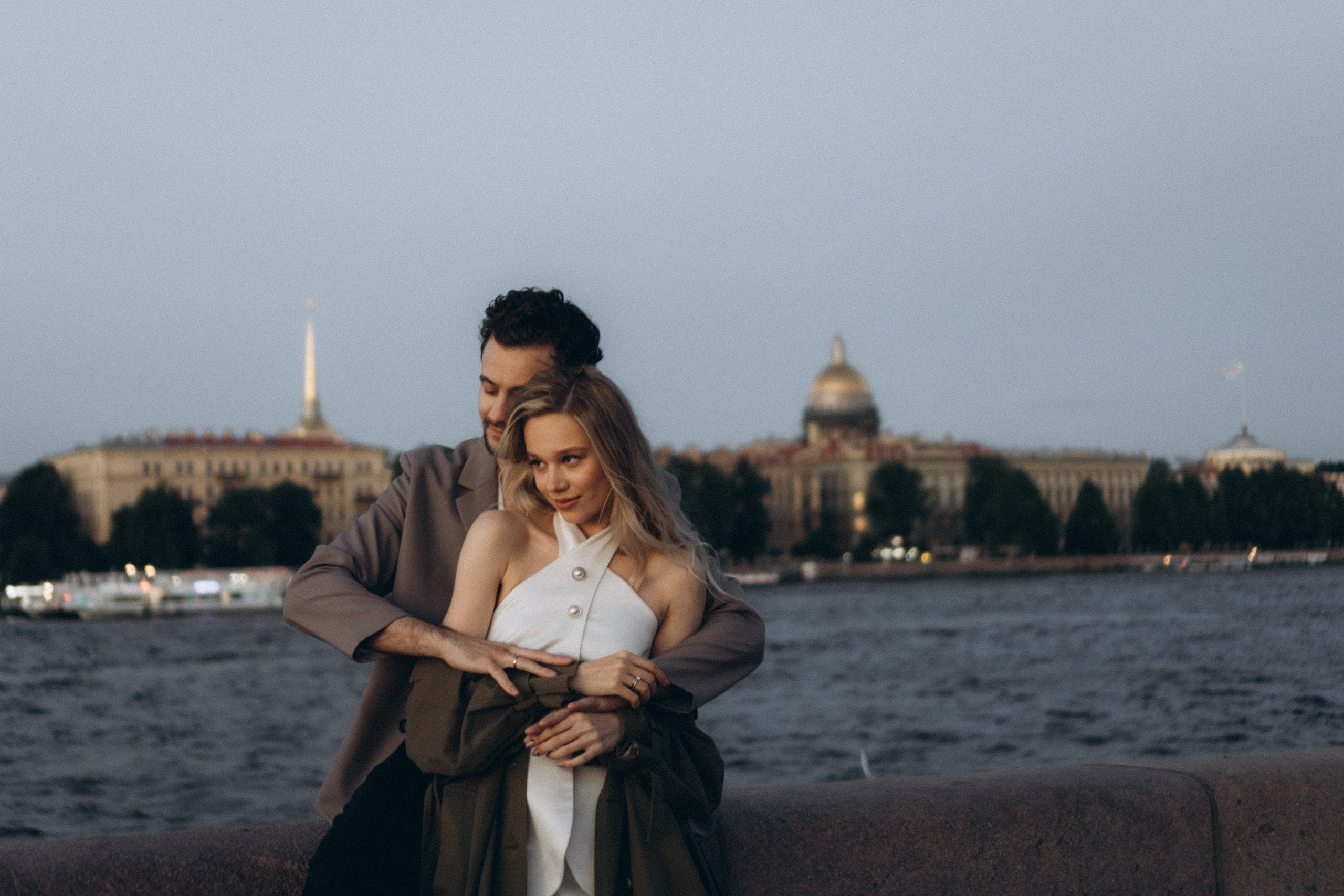 СВАДЕБНАЯ СЬЕМКА ПАРЫ НА РАССВЕТЕ В БЕЛЫЕ НОЧИ И ПРОГУЛКА С РАЗВОДНЫМИ МОСТАМИ И ПИКНИК ВОЗЛЕ ИСАКИЕВСКОГО СОБОРА. Профессиональный фотограф, Санкт-Петербург — Виктория Богомолова