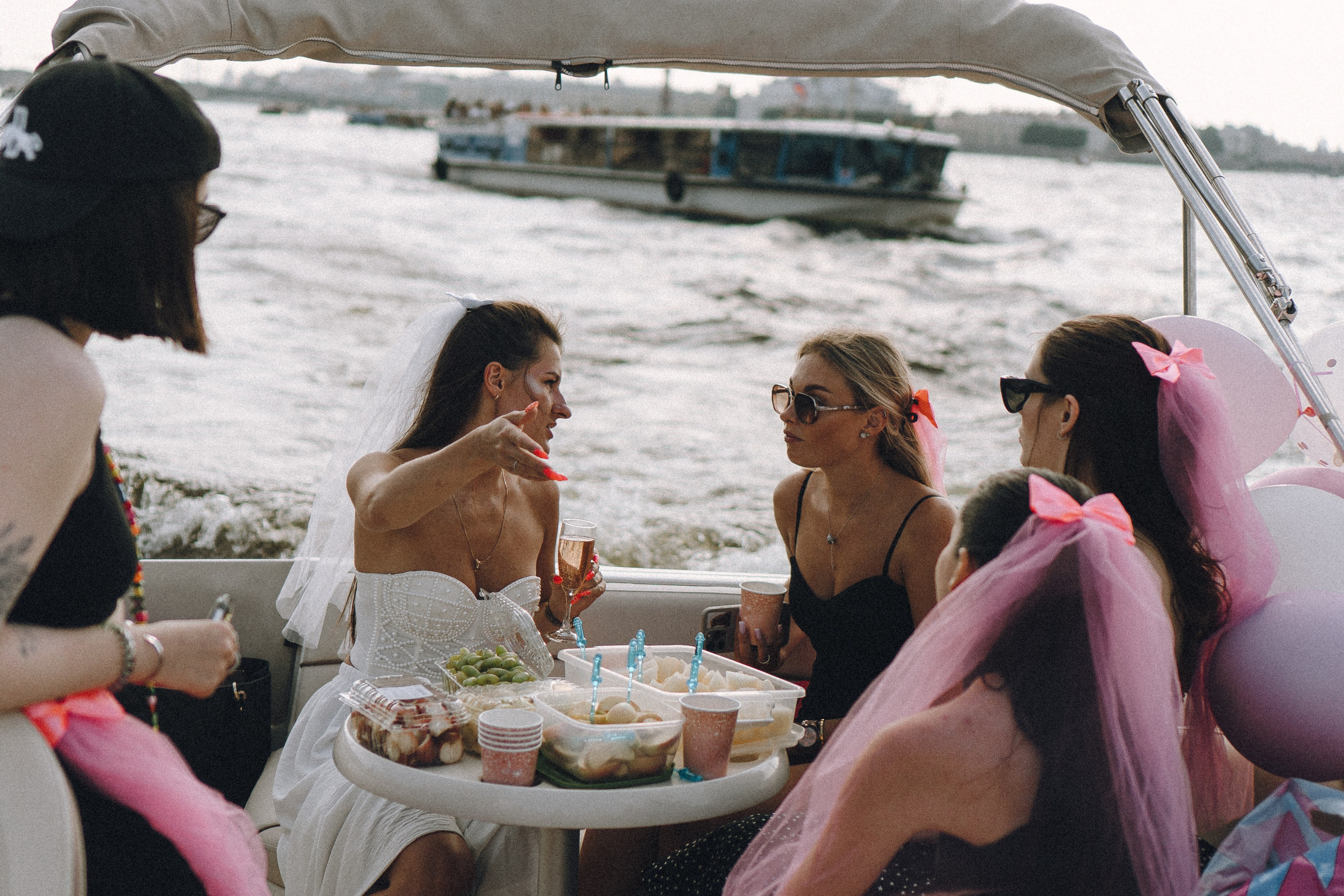 ДЕВИЧНИК НА КАТЕРЕ. Профессиональный фотограф, Санкт-Петербург — Виктория Богомолова