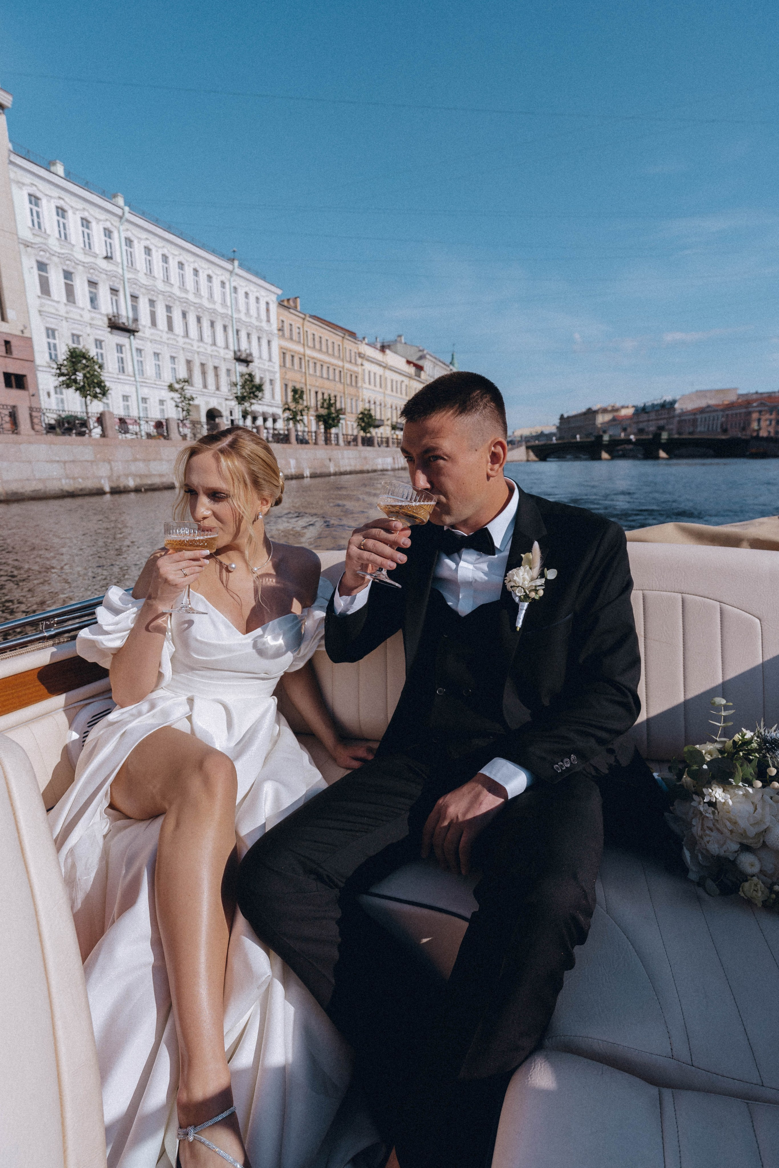 СВАДЕНБНАЯ СЬЕМКА НА КАТЕРЕ ПО КАНАЛАМ САНКТ-ПЕТЕРБУРГА И В АКВАТОРИИ НЕВЫ. Профессиональный фотограф, Санкт-Петербург — Виктория Богомолова