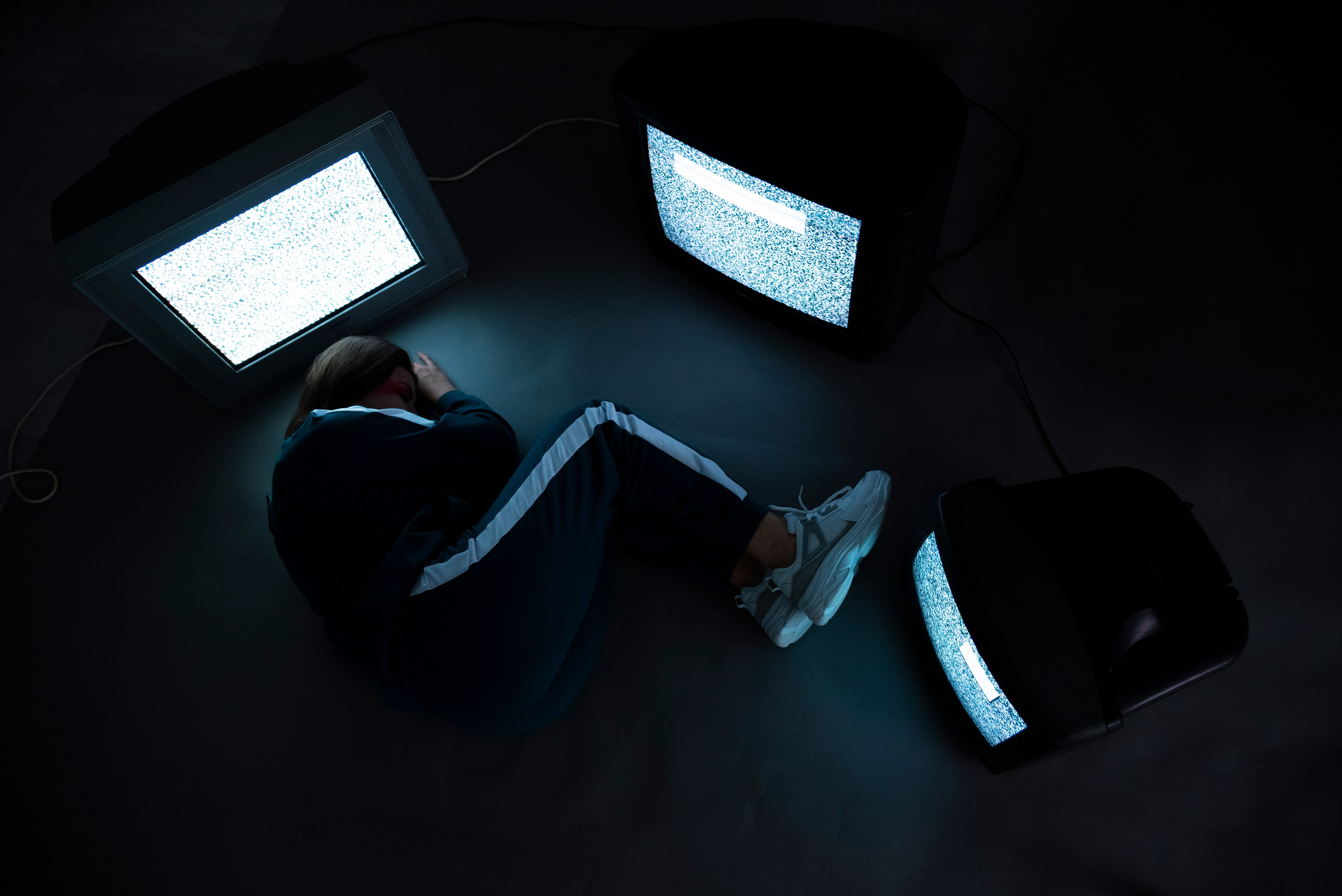 Фотопроект самоизоляция, сомнамбула, сновидческие видения, философия, одиночество, арт-фотография. девушка смотрит тв-помехи