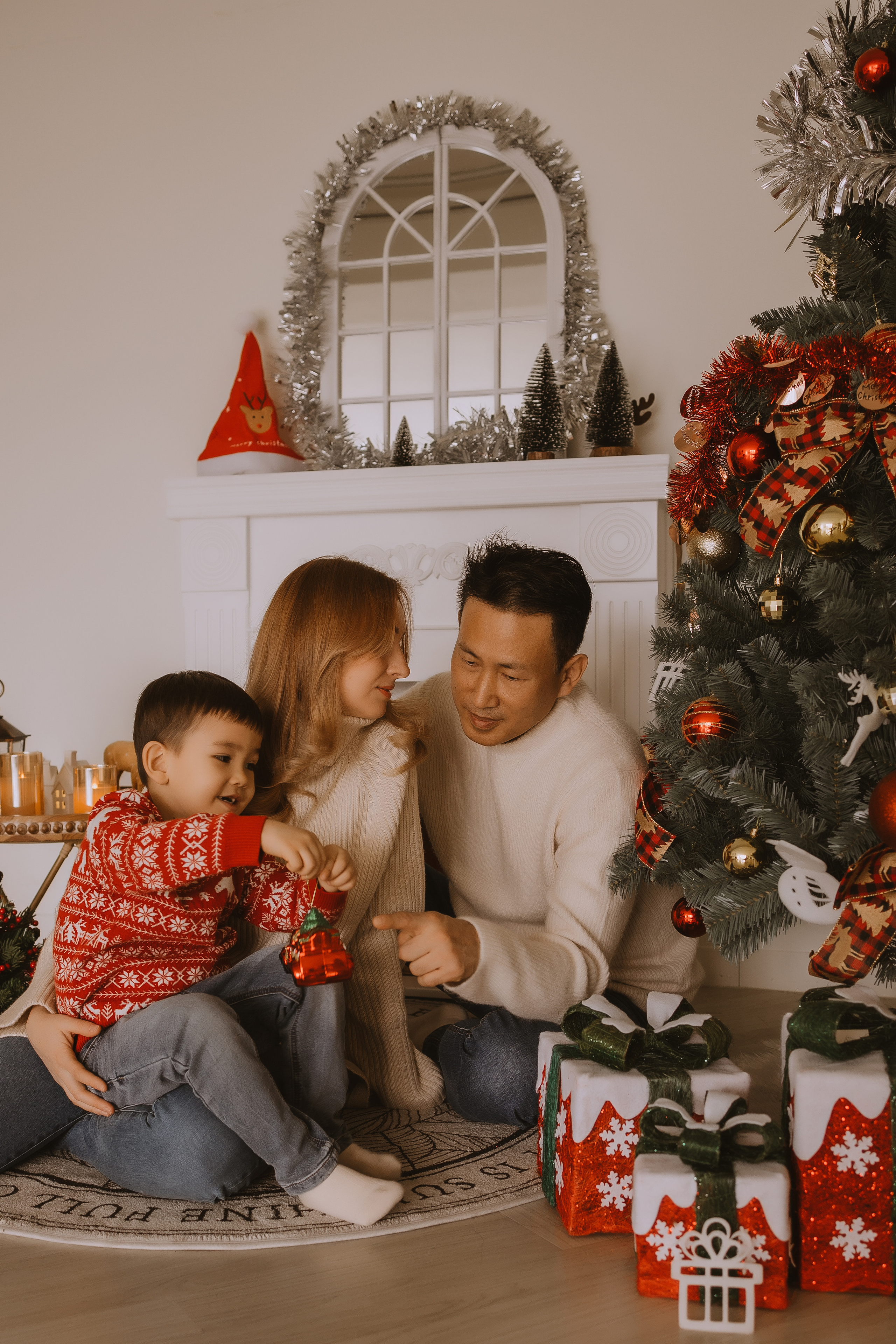 Уютный семейный новый год у камина и елки в Пусане 