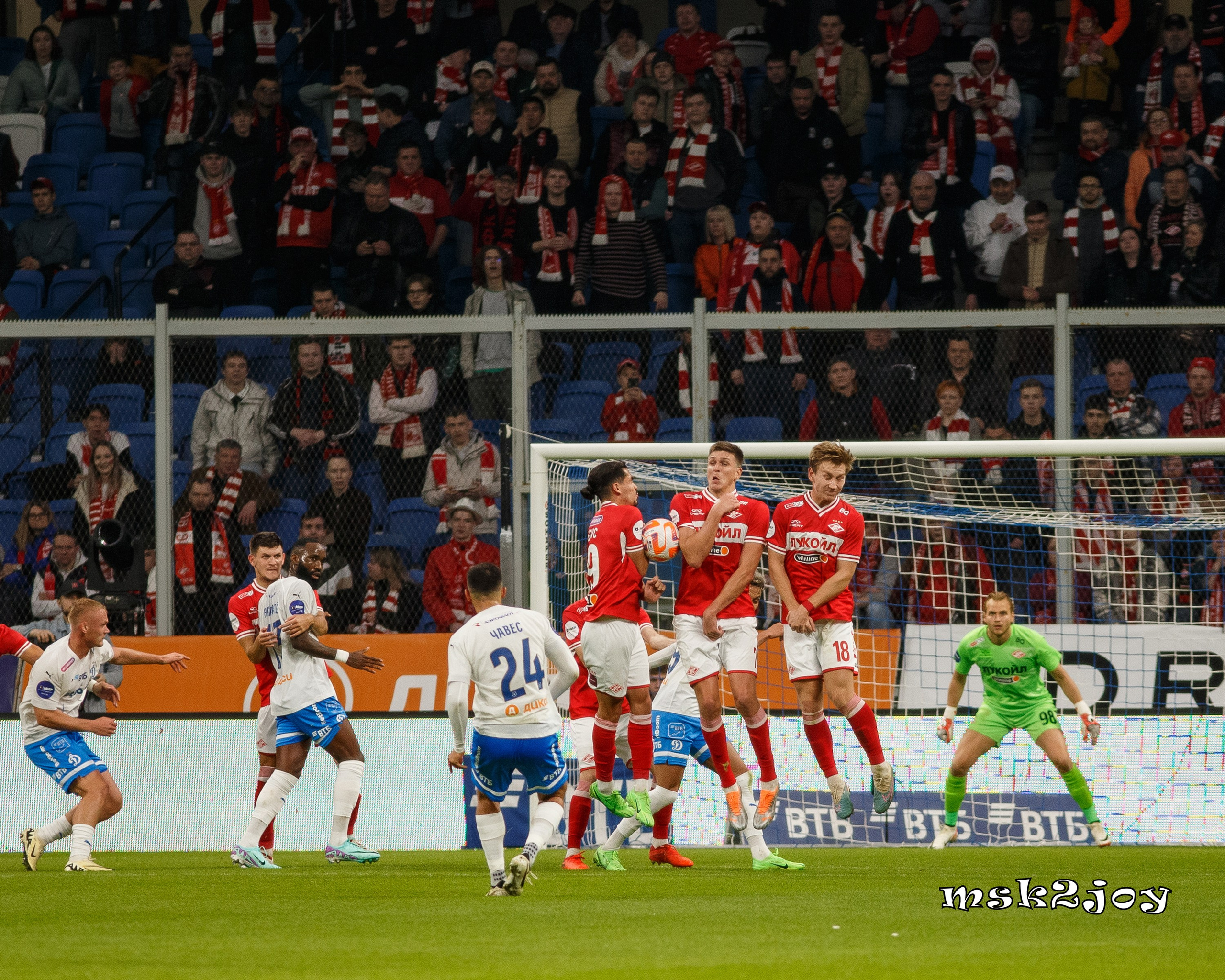 Полузащитник футбольного клуба Динамо Москва Чавес пробивает штрафной удар.  В стенке игроки футбольного клуба Спартак Москва - Хесус Медина, Александр Соболев, Наиль Умяров, в воротах Александр Максименко. Фотограф - Михаил Тоцкий.