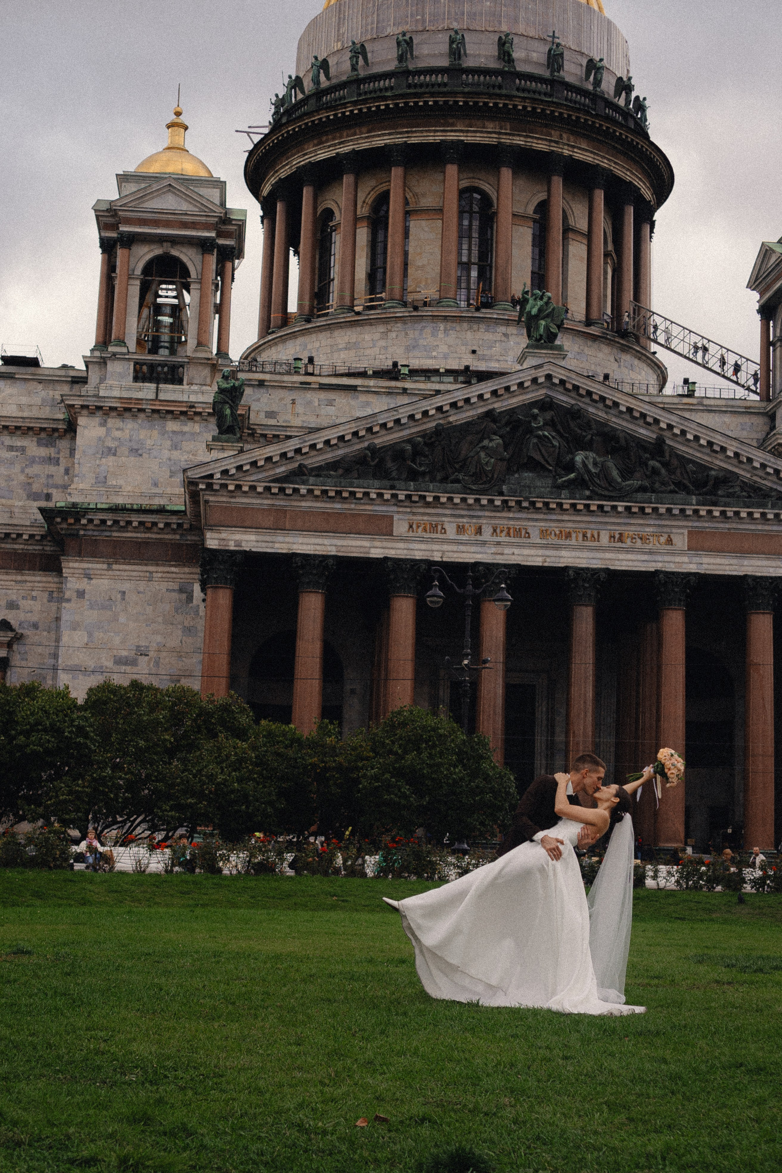 СВАДЕБНАЯ ПРОГУЛКА В САНТК-ПЕТЕРБУРГЕ (ИСАКИЕВСКИЙ СОБОР, ЗИМНЯЯ КАНАВКА, ЭРМИТАЖ И БОЛЬШАЯ МОРСКАЯ УЛИЦА). Профессиональный фотограф, Санкт-Петербург — Виктория Богомолова
