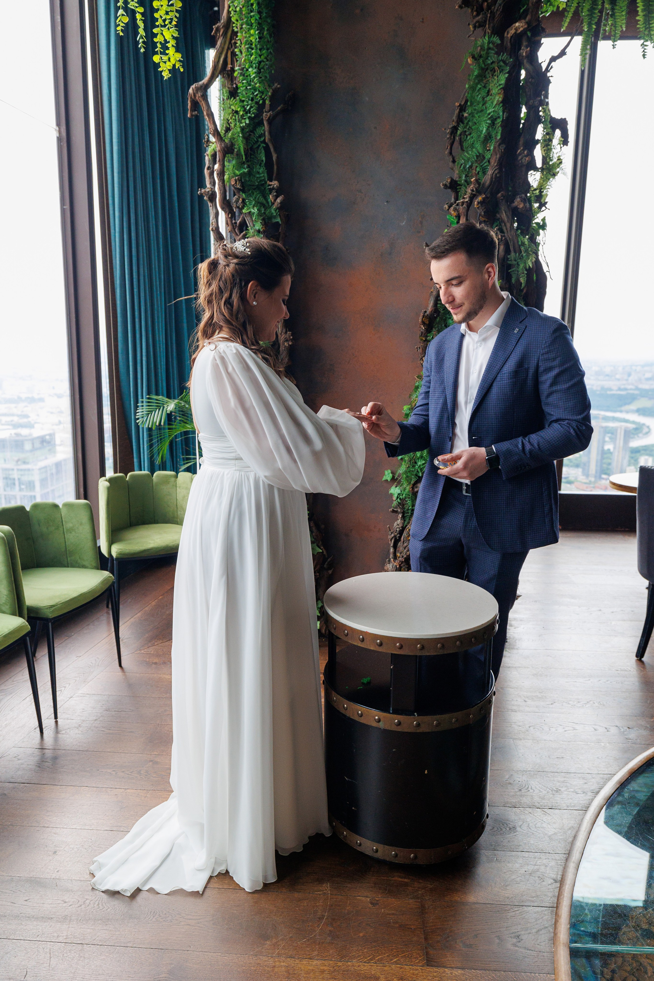 Фотограф на регистрацию в ЗАГС Москва Сити Birds Башня ОКО. Примеры фото, отзывы молодоженов и заявка на регистрацию через официальный сайт.