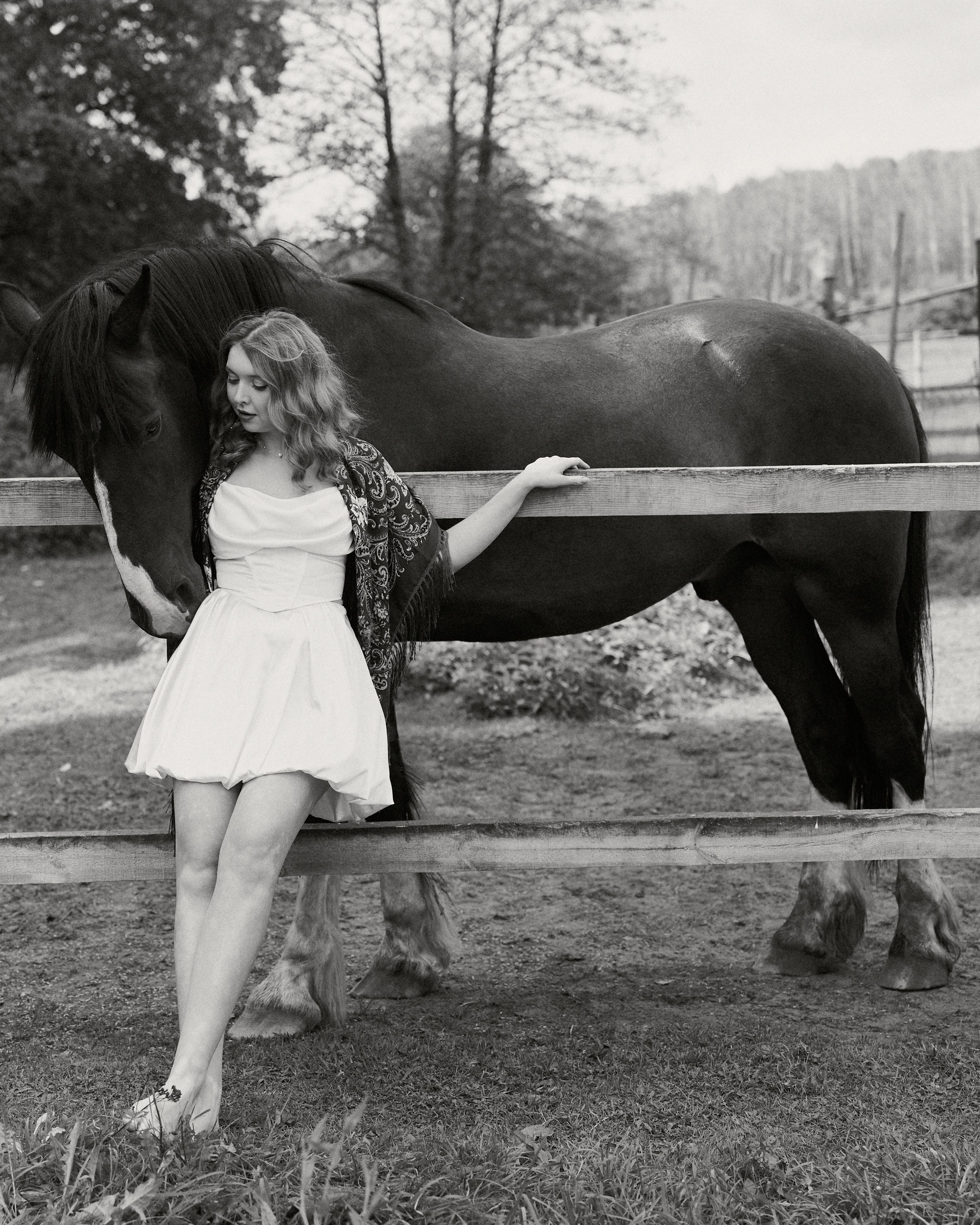 Свадебная фотосессия в поле с лошадью