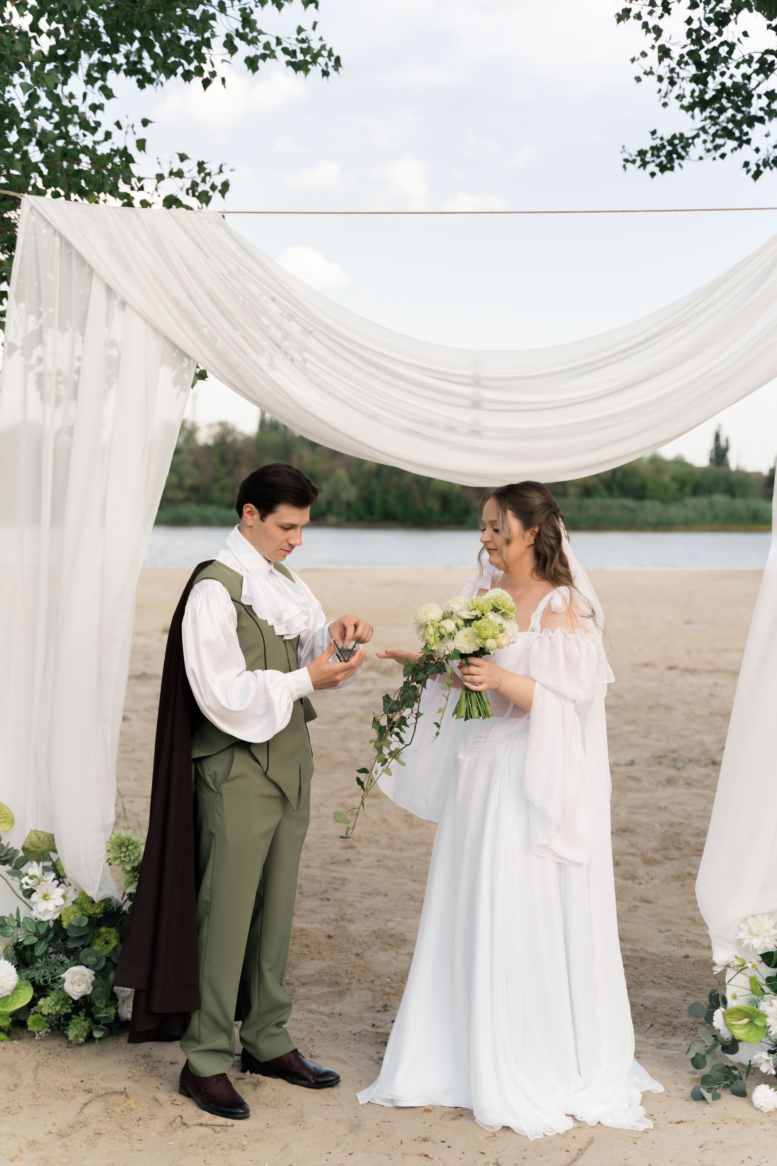 фотосессия обмена кольцами на свадьбе на берегу реки