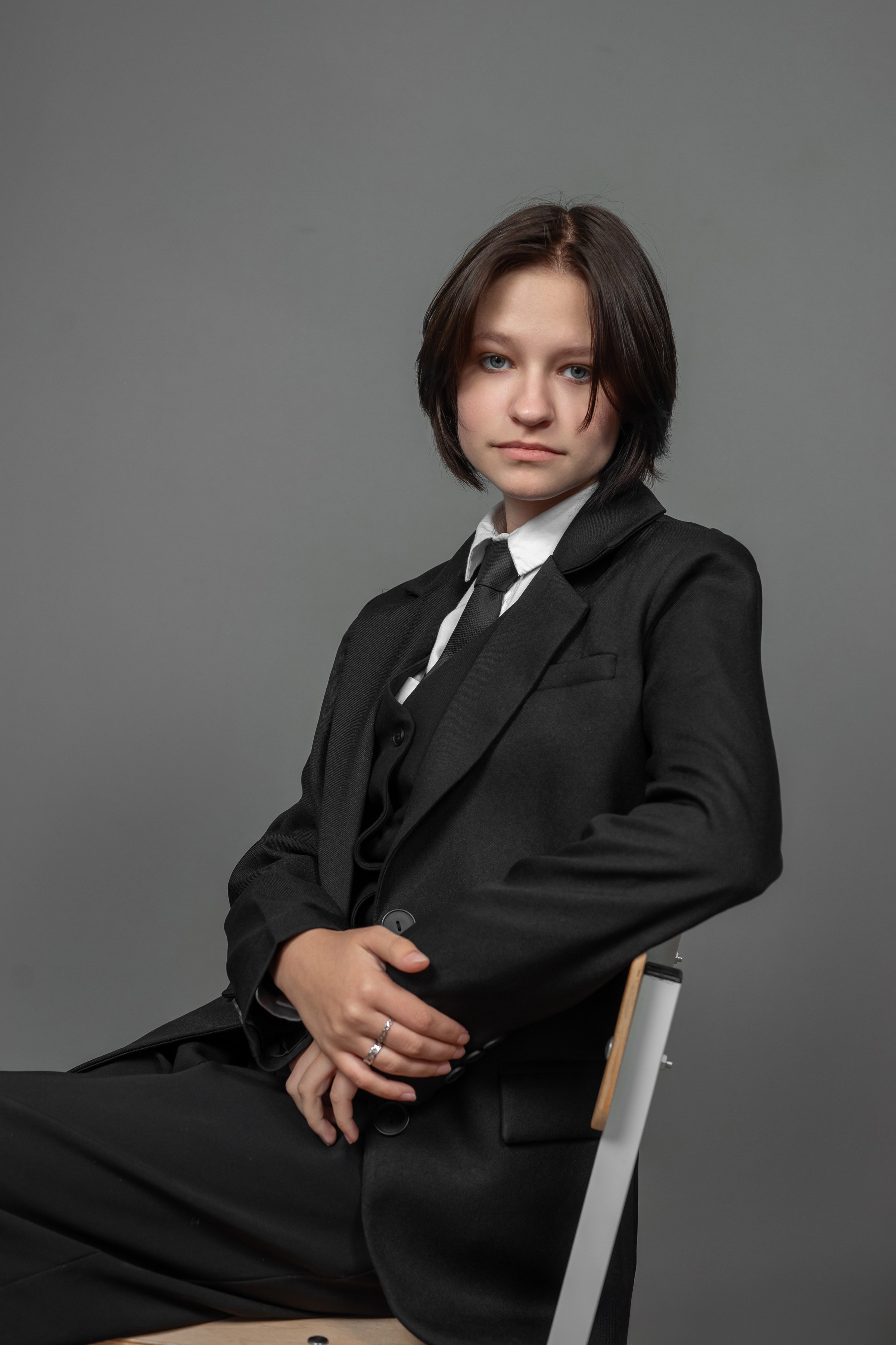 Портреты на сером  фоне. Ольга Плаксина фотограф в Саратове