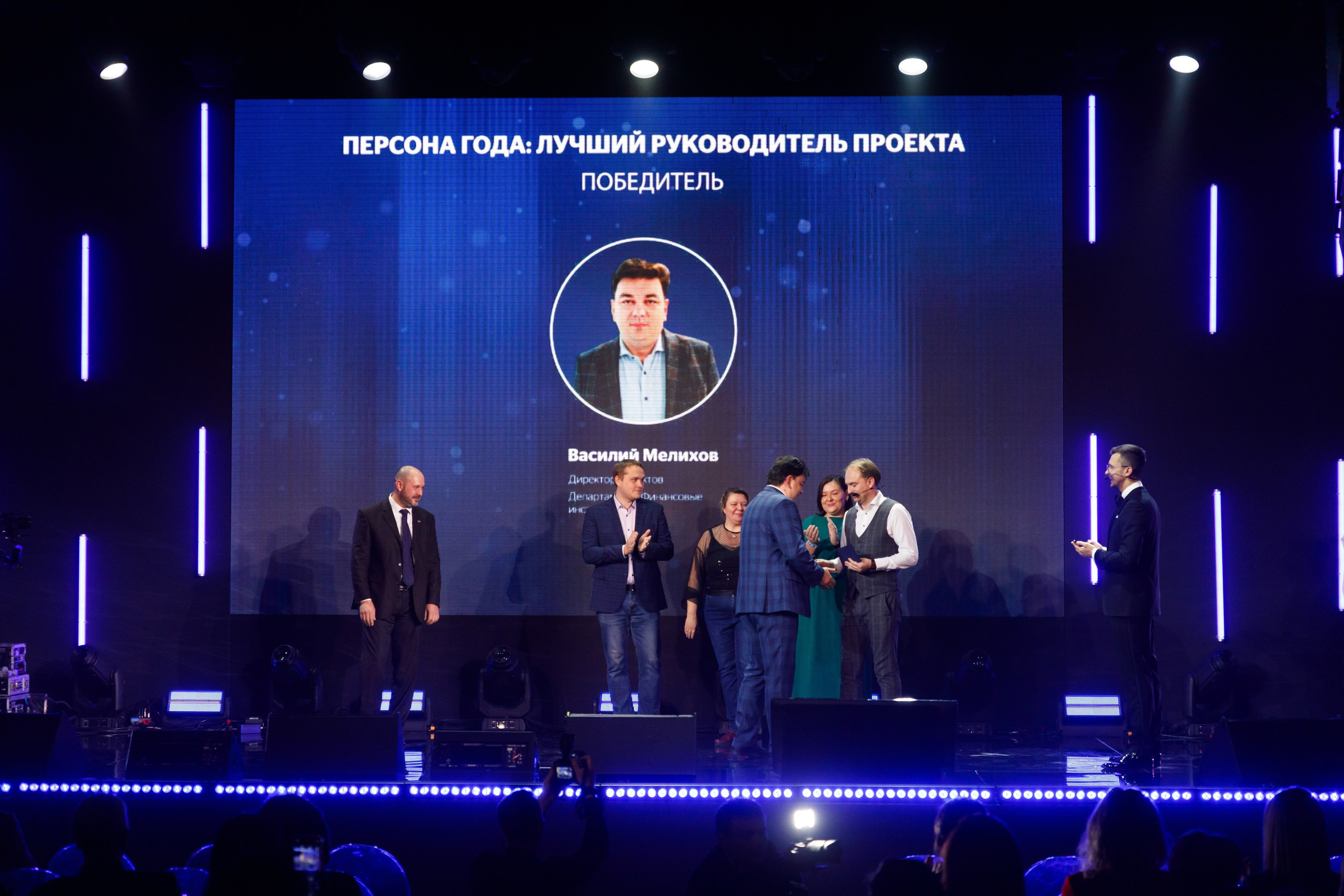 Запечатленные моменты корпоратива: примеры репортажной фотосъемки события